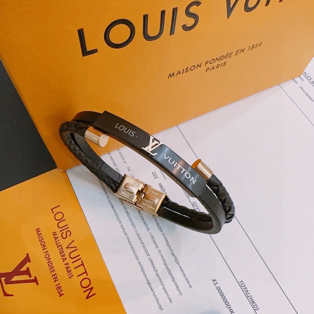 NO:641806,High-quality LV Louis Vuitton cowhide bracelet original item counter new open mold retro trendy fashion must-have. Can be worn by both men and women. The same style for couples. Rock punk Thai silver style. Retro elements blue low-key luxury. Trendy and versatile. The same bracelet on the official website. The latest chain has a higher grade. Celebrity classic bracelet series retro. The details are distressed. Non-market glossy version. The length is 22cm adjustable and changeable. This one has been released and is a hot seller in LV.  Very easy to match with trendy clothes, fine jewelry, louis vuitton, louis vuitton, bracelet, bracelet, cowhide19860909高品质LV路易威登牛皮手绳手链原单货专柜新款开模复古潮流时尚必备 男女均可佩戴 情侣款同款 摇滚朋克泰银风格 复古元素蓝色低调奢华 潮流百搭 官网同款手镯最新款链条档次更高明星经典款手绳系列复古 细节对版做旧处理 非市面亮面版型  长度22cm可调节可更改 这款一直在出 LV里面热卖款 非常好搭配潮流衣服,饰品精品,louis vuitton,louis vuitton,bracelet,bracelet,cowhide,Jewelry