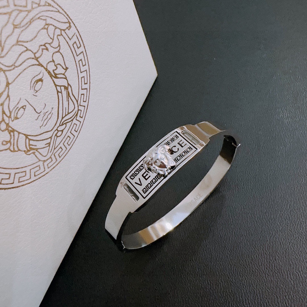 Versace Jewelry Dumeisa logo bracelet, diamond inlaid, exquisite craftsmanship — photo 5