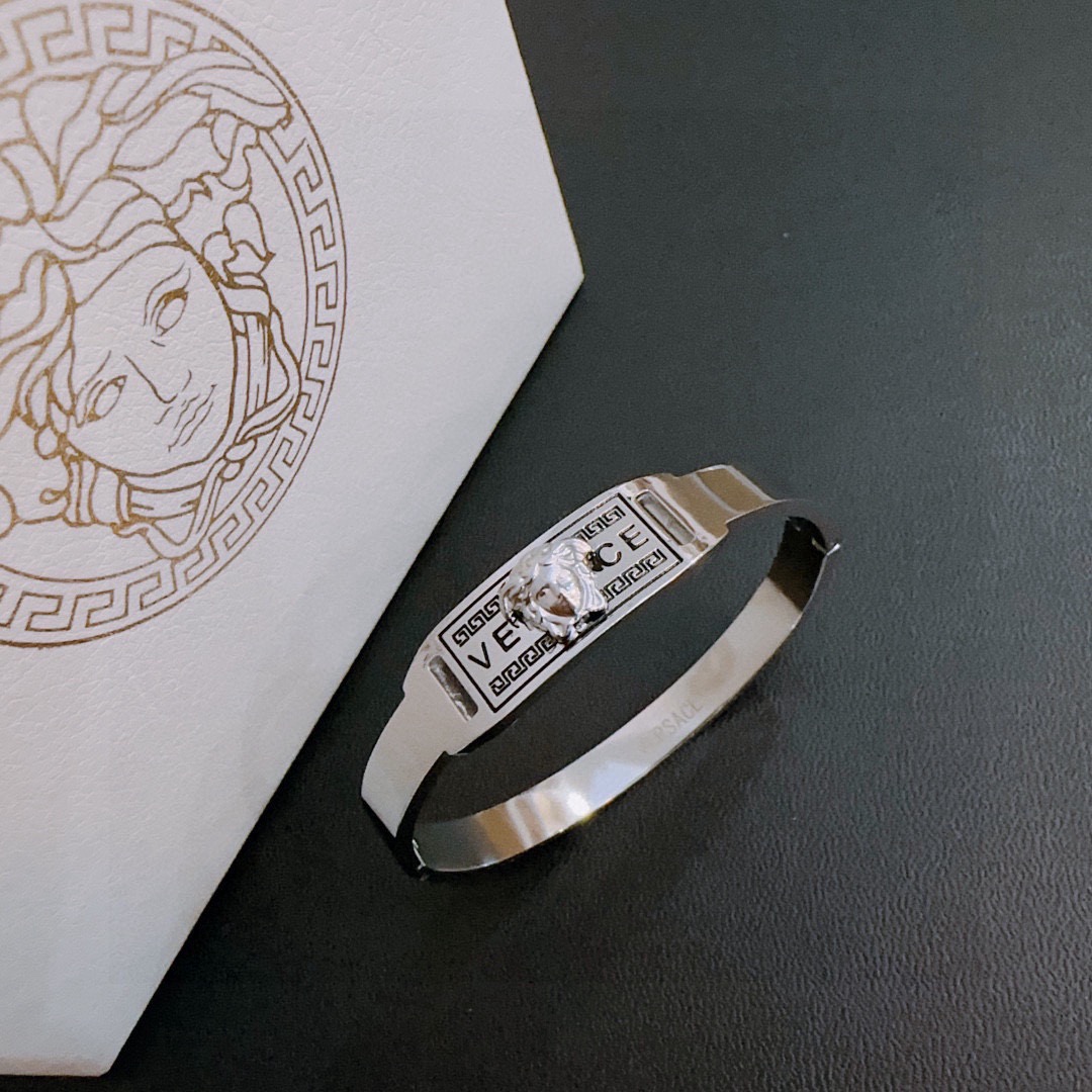 Versace Jewelry Dumeisa logo bracelet, diamond inlaid, exquisite craftsmanship