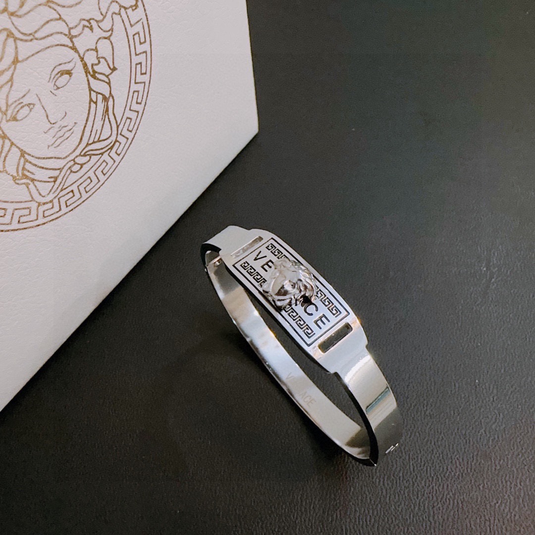 Versace Jewelry Dumeisa logo bracelet, diamond inlaid, exquisite craftsmanship — photo 3