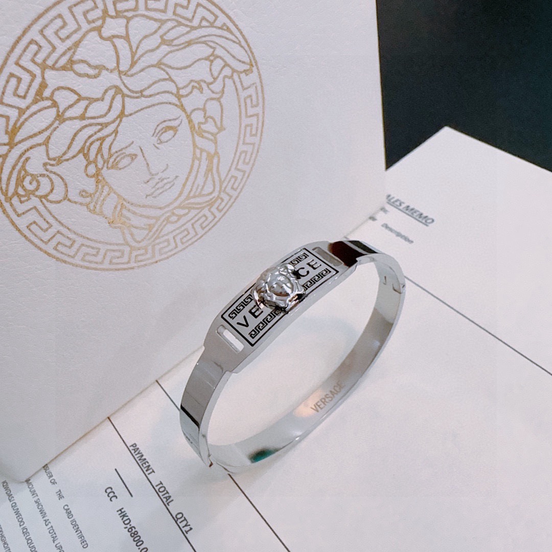 Versace Jewelry Dumeisa logo bracelet, diamond inlaid, exquisite craftsmanship — photo 4