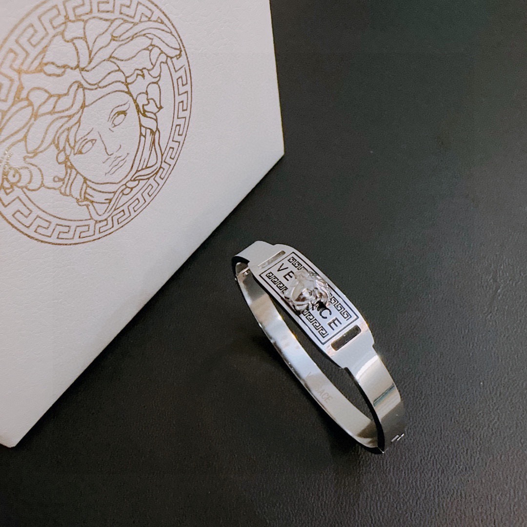 Versace Jewelry Dumeisa logo bracelet, diamond inlaid, exquisite craftsmanship — photo 6