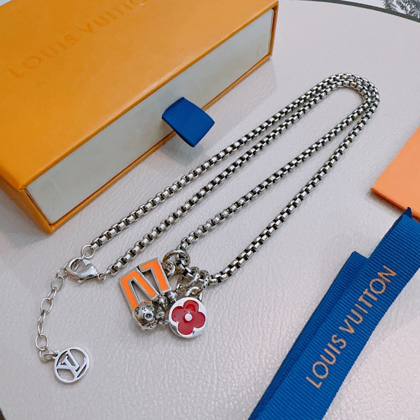 NO:665433,LV Louis Vuitton necklace original single goods counter new open mold retro trendy fashion must-have. Can be worn by both men and women. The same style for couples. Rock punk Thai silver style. Retro elements. Trendy and versatile. The same necklace from the official website. The latest chain has a higher grade. Star classic necklace series retro silver necklace. The chain length is 60 cm and the length can be changed. The details are distressed. Non-market glossy version. This model has been on the market. This is a hot-selling model in LV. It goes well with trendy clothes, jewelry boutiques, louis vuitton, louis  vuitton,necklace19860909LV路易威登项链原单货专柜新款开模复古潮流时尚必备 男女均可佩戴 情侣款同款 摇滚朋克泰银风格 复古元素 潮流百搭 官网同款项链最新款链条档次更高明星经典款项链系列复古银项链 链长60厘米可改长度 细节对版做旧处理 非市面亮面版型 这款一直在出 LV里面热卖款 非常好搭配潮流衣服,饰品精品,louis vuitton,louis vuitton,necklace,Jewelry