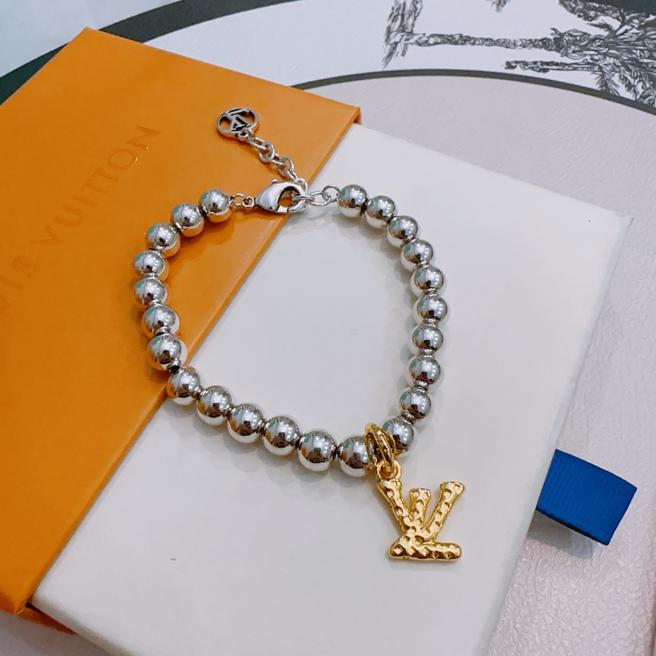 NO:665435,High-quality Louis Vuitton LV bracelet original item counter new open mold retro trendy fashion must-have. Can be worn by both men and women. The same style for couples. Rock punk Thai silver style. Retro elements. Trendy and versatile. The same necklace on the official website. The latest chain has a higher grade. Celebrity classic bracelet. Cuban chain series. Retro silver bracelet. The length of the chain is 22cm.  Very easy to match with trendy clothes, fine jewelry, louis vuitton, louis vuitton, necklace, bracelet19860909高品质路易威登LV手链原单货专柜新款开模复古潮流时尚必备 男女均可佩戴 情侣款同款 摇滚朋克泰银风格 复古元素 潮流百搭 官网同款项链最新款链条档次更高明星经典款手链古巴链系列复古银手链 链长码数22cm20cm18cm可改长度 细节对版做旧处理 非市面亮面版型 这款一直在出 LV里面热卖款 非常好搭配潮流衣服,饰品精品,louis vuitton,louis vuitton,necklace,bracelet,Jewelry