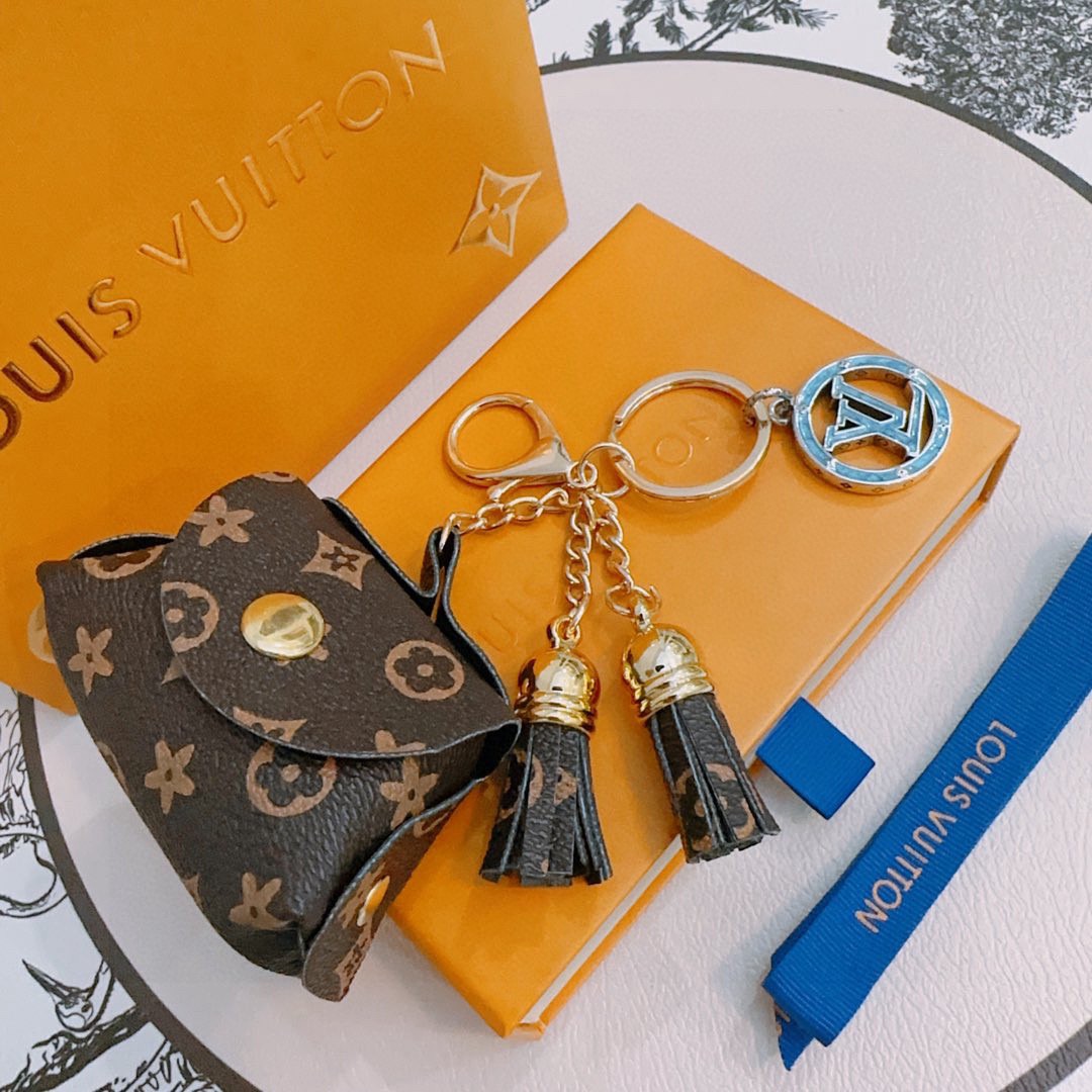 NO:665437,New product release LV keychain LV bag buckle The latest bag charms are of a higher grade Stars have the same style Anger Forest series classic models co-branded design concept keychain series The details are distressed The version is not available in the market glossy version This has been out of the LV best-selling model Very good match with trendy backpacks, jewelry boutiques, louis vuitton, backpacks, keychain19860909新品发布LV钥匙扣 lv包包扣 最新款包包挂饰档次更高明星同款Anger Forest系列经典款联名设计理念钥匙扣系列 细节对版做旧处理 非市面亮面版型 这款一直在出 lv里面热卖款 非常好搭配潮流背包,饰品精品,louis vuitton,backpacks,keychain,Jewelry