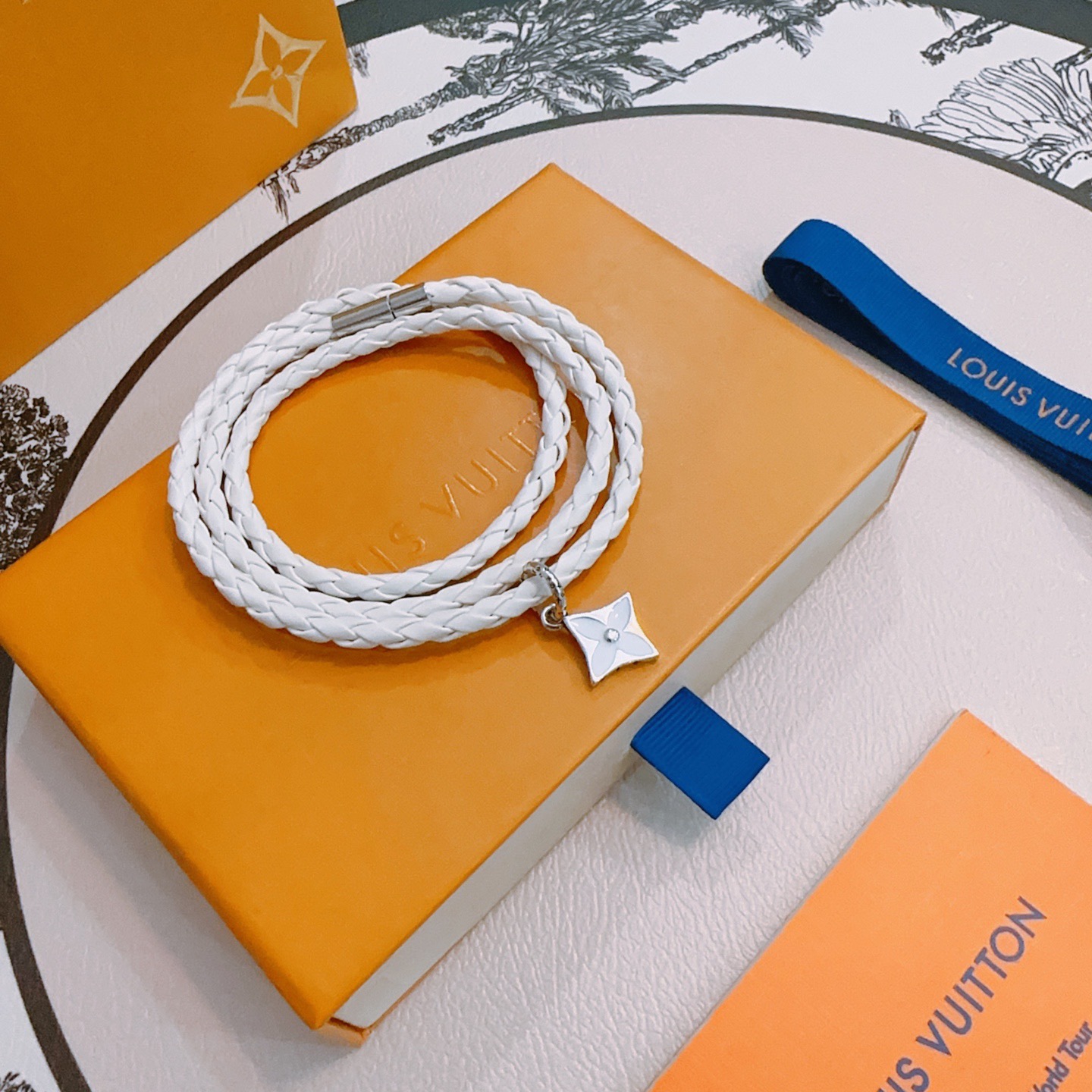 NO:642657,High-quality LV Louis Vuitton cowhide bracelet original single goods counter new open mold retro trendy fashion must-have. Can be worn by both men and women. The same style for couples. Rock punk Thai silver style. Retro elements blue low-key luxury. Trendy and versatile. The same bracelet on the official website. The latest chain has a higher grade. The star classic bracelet series is retro. The details are distressed. Not available in the market. Glossy version. This has been out. The best-selling model in LV. Very good match with trendy clothes, jewelry boutique, louis vuitton, louis  vuitton,bracelet,bracelet,cowhide19860909高品质LV路易威登牛皮手绳手链原单货专柜新款开模复古潮流时尚必备 男女均可佩戴 情侣款同款 摇滚朋克泰银风格 复古元素蓝色低调奢华 潮流百搭 官网同款手镯最新款链条档次更高明星经典款手绳系列复古 细节对版做旧处理 非市面亮面版型  这款一直在出 LV里面热卖款 非常好搭配潮流衣服,饰品精品,louis vuitton,louis vuitton,bracelet,bracelet,cowhide,Jewelry