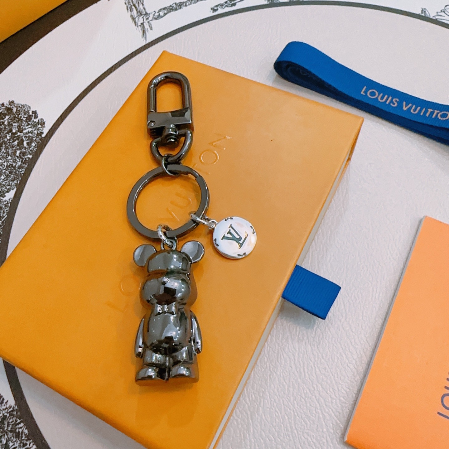 NO:642662,New product release LV keychain LV bag buckle The latest bag charms are of a higher grade Stars have the same style Anger Forest series classic models co-branded design concept keychain series The details are distressed The version is not available in the market glossy version This has been out of the LV best-selling model Very good match with trendy backpacks, jewelry boutiques, louis vuitton, backpacks, keychain19860909新品发布LV钥匙扣 lv包包扣 最新款包包挂饰档次更高明星同款Anger Forest系列经典款联名设计理念钥匙扣系列 细节对版做旧处理 非市面亮面版型 这款一直在出 lv里面热卖款 非常好搭配潮流背包,饰品精品,louis vuitton,backpacks,keychain,Jewelry