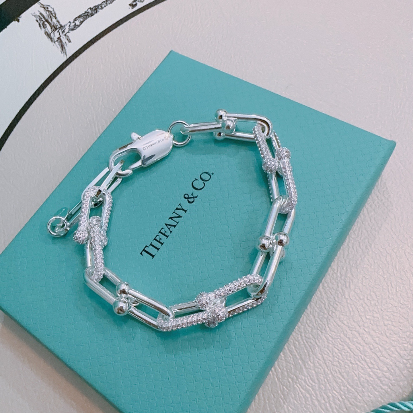 NO:642672,New Pink Diamond Tiffany Bracelet TIFFNY&CO. Counter Seiko Silver Version Same Style as Stars Retro Old Style Original Re-Engraved Purely Handmade ~ Genuine Open Mold Trendy Fashion Must-Have Can Be Weared by Men and Women Same Style for Couples Rock and Punk Silver Style Trendy and Versatile Same Style as Official Website, Boutique Jewelry, Tiffany, Bracelet19860909新款粉钻蒂芙尼手链TIFFNY&CO. 专柜精工银版本明星同款 复古做旧风 原版复刻 纯手工打造 ～正品开模潮流时尚必备 男女均可佩戴 情侣款同款 摇滚朋克银风格 潮流百搭 官网同款,饰品精品,tiffany,bracelet,Jewelry