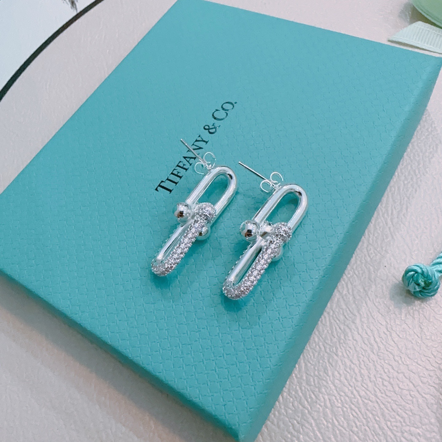 NO:642697,Exclusively customized Tiff Tiffany earrings commemorative style. The earrings are made of high-carbon diamonds. Top-grade silver material franc design. Absolutely exquisite and elegant. Generous earrings, jewelry boutique, tiffany, earrings19860909独家订制 Tiff 蒂芙尼耳环纪念款 耳钉采用高碳钻 顶级银材质法郎设计 绝对精工细造优雅 大方耳环,饰品精品,tiffany,earrings,Jewelry