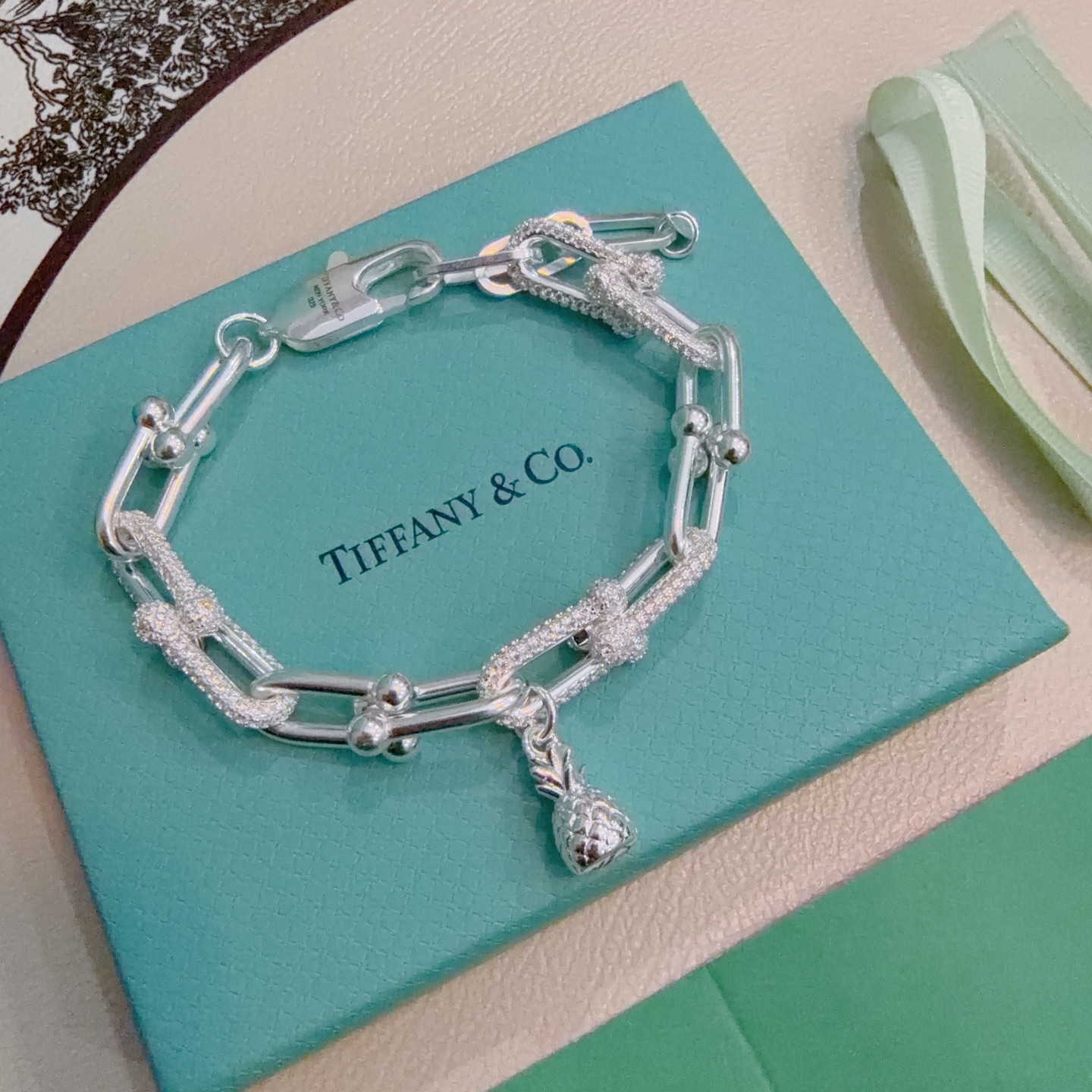 NO:642663,New Tiffany & Co. bracelet TIFFNY&CO. Counter Seiko silver version same as star style Retro old style Original replica Purely handmade ~ Authentic mold opening trend fashion must-have Can be worn by both men and women Same style for couples Rock and punk silver style Trendy and versatile Same style as official website, boutique jewelry, tiffany, bracelet19860909新款蒂芙尼手链TIFFNY&CO. 专柜精工银版本明星同款 复古做旧风 原版复刻 纯手工打造 ～正品开模潮流时尚必备 男女均可佩戴 情侣款同款 摇滚朋克银风格 潮流百搭 官网同款,饰品精品,tiffany,bracelet,Jewelry