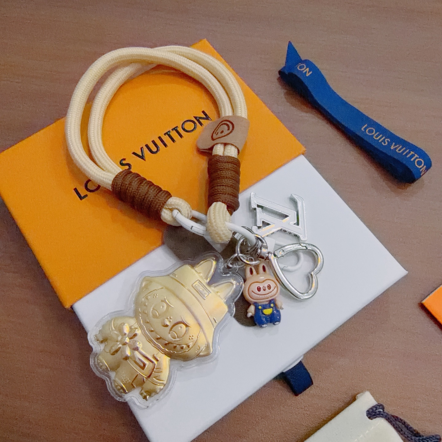 NO:642689,New Hard Gold Rabbu co-branded LV key chain LV bag buckle The latest bag pendant is of a higher grade Stars have the same style Anger Forest series classic co-branded design concept key chain series The details are distressed and not available in the market Glossy version This has been coming out. It is a best-selling model in LV. It is very suitable for trendy backpacks, jewelry boutiques, louis vuitton, backpacks, keychain19860909新品硬金拉布布联名LV钥匙扣 lv包包扣 最新款包包挂饰档次更高明星同款Anger Forest系列经典款联名设计理念钥匙扣系列 细节对版做旧处理 非市面亮面版型 这款一直在出 lv里面热卖款 非常好搭配潮流背包,饰品精品,louis vuitton,backpacks,keychain,Jewelry