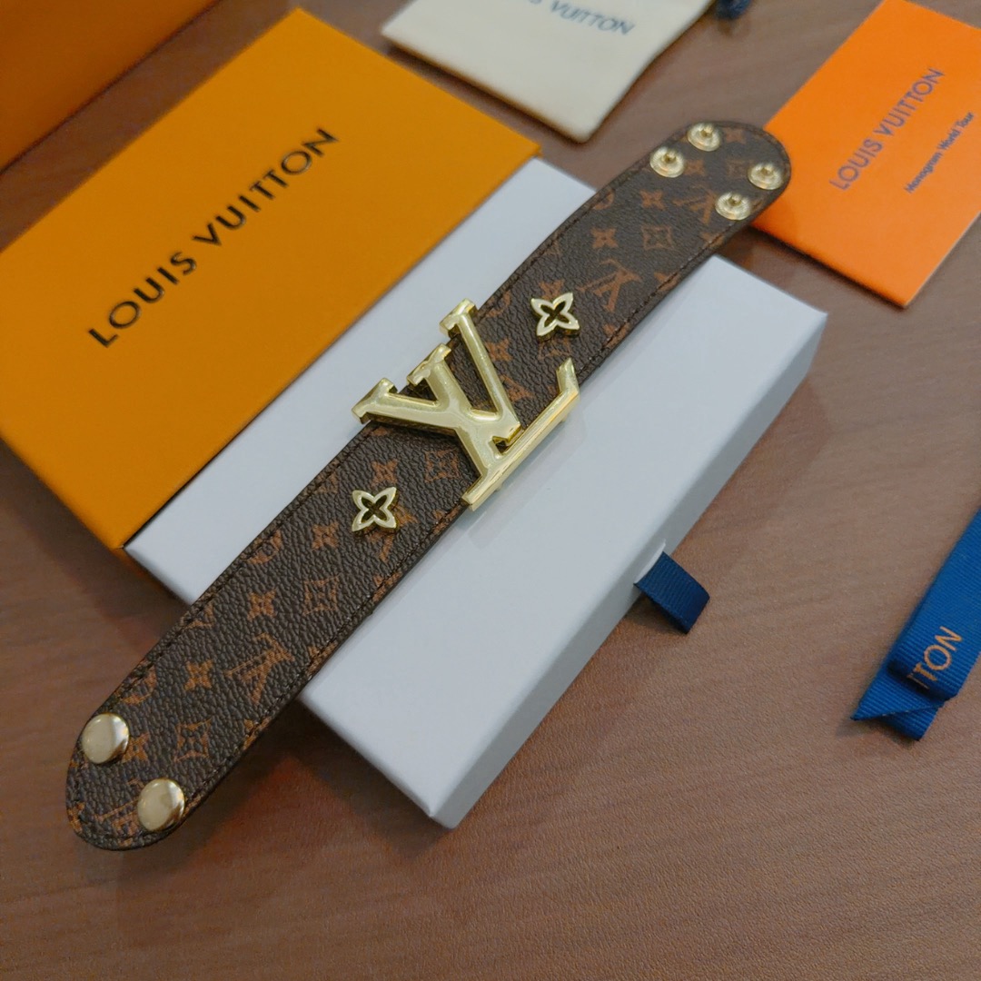 NO:665467,LV bracelet, cowhide hand rope, new model, trendy and fashionable must-have, can be worn by both men and women, the same style for couples, trendy and versatile, the same latest style from the official website, boutique jewelry, louis vuitton, bracelet, cowhide19860909LV手链牛皮手绳新款开模潮流时尚必备 男女均可佩戴 情侣款同款 潮流百搭 官网同款最新款,饰品精品,louis vuitton,bracelet,cowhide,Jewelry
