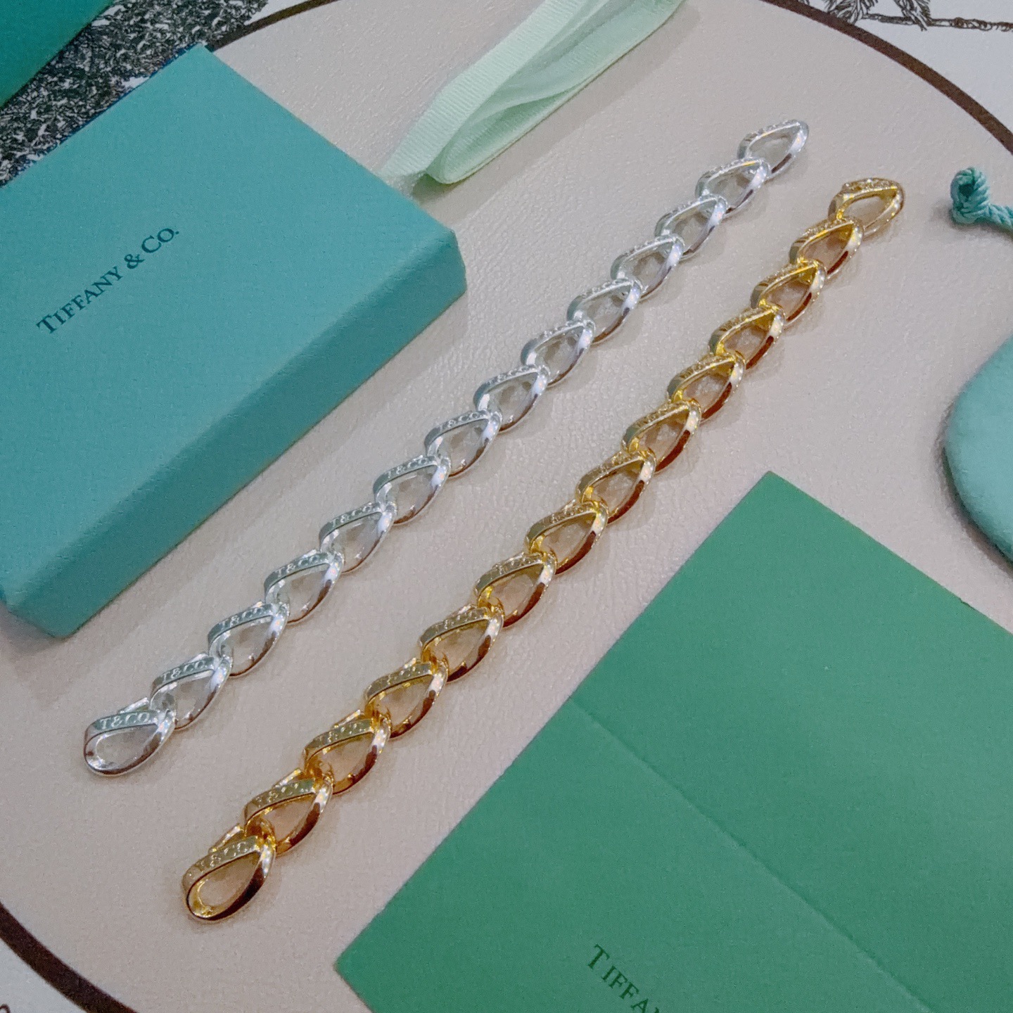 NO:665474,Tiffany & Co. Bracelet TIFFNY&CO. Counter Seiko silver version, the same style as the star, retro old style, original replica, purely handmade ~ authentic mold opening, trendy and fashionable must-have, can be worn by both men and women, same style for couples, rock punk silver style, trendy and versatile, same style as the official website, boutique jewelry, tiffany, bracelet19860909蒂芙尼手链 TIFFNY&CO. 专柜精工银版本明星同款 复古做旧风 原版复刻 纯手工打造 ～正品开模潮流时尚必备 男女均可佩戴 情侣款同款 摇滚朋克银风格 潮流百搭 官网同款,饰品精品,tiffany,bracelet,Jewelry