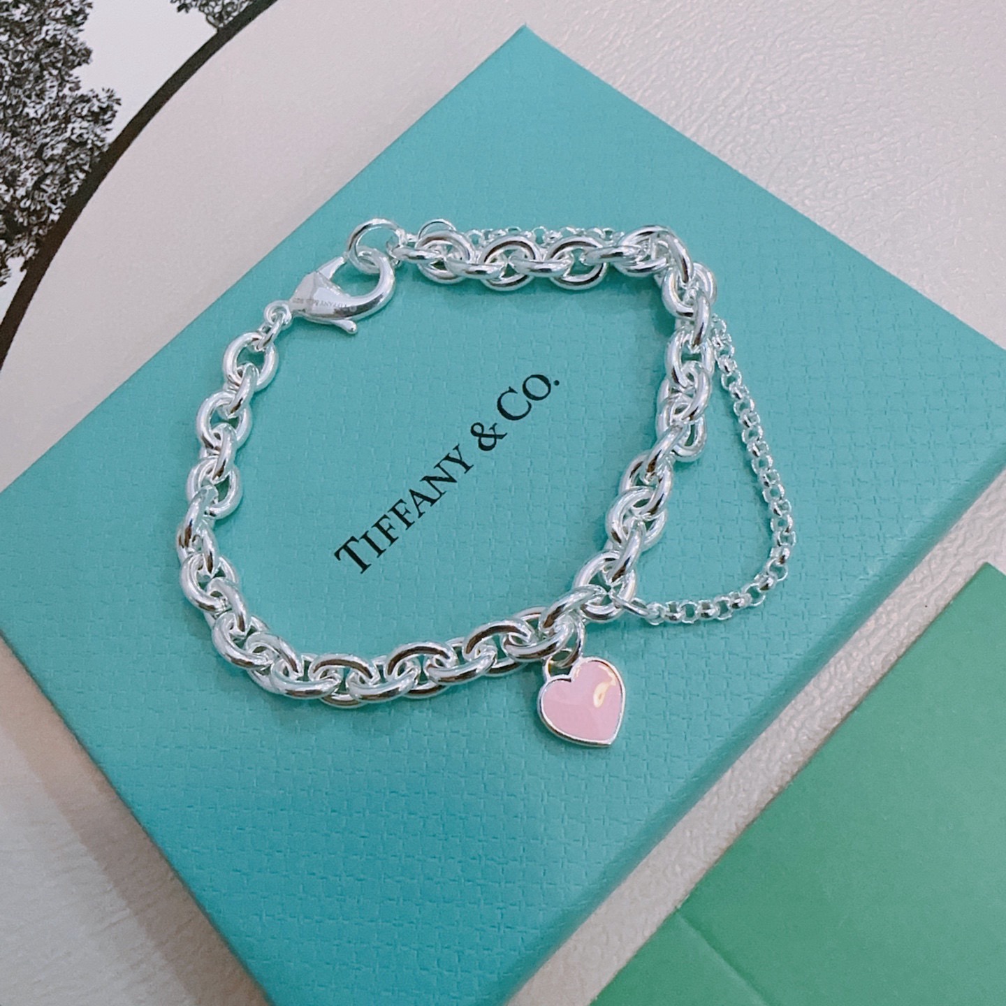 NO:643280,Authentic new Tiffany bracelet TIFFNY&CO. Counter Seiko version Multi-element agate silver style bracelet Same style as the star Retro style Original replica Purely handmade Authentic open mold fashion essentials Can be worn by both men and women Same style for couples Rock punk silver style Trendy and versatile Same style as the official website, boutique jewelry, tiffany, bracelet19860909正品新款蒂芙尼手链 TIFFNY&CO. 专柜精工版本 多元素玛瑙银风格手链 明星同款 复古做旧风 原版复刻 纯手工打造 正品开模潮流时尚必备 男女均可佩戴 情侣款同款 摇滚朋克银风格 潮流百搭 官网同款,饰品精品,tiffany,bracelet,Jewelry