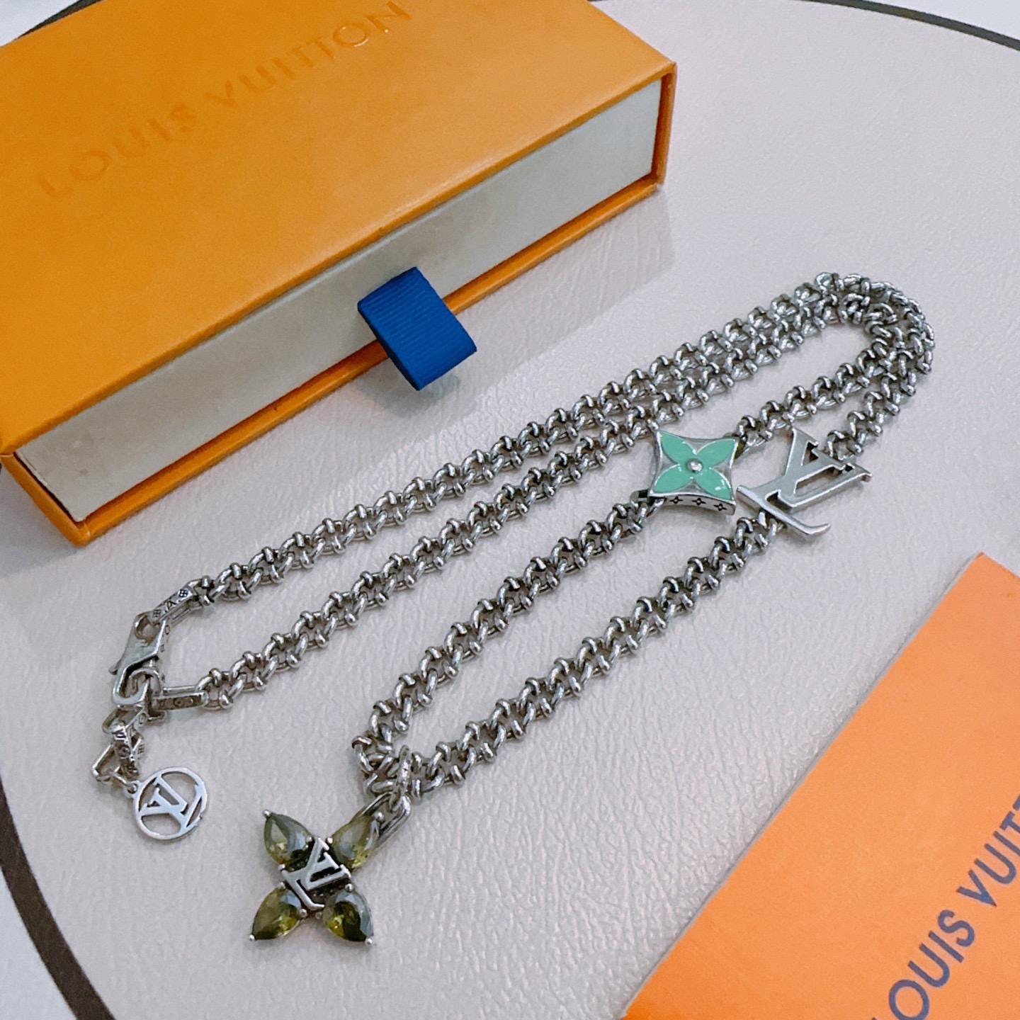 NO:643294,Louis Vuitton LV necklace original single goods counter new open mold retro trendy fashion must-have. Can be worn by both men and women. The same style for couples. Rock punk Thai silver style. Retro elements. Trendy and versatile. The latest chain of the same necklace on the official website is higher grade. Star classic necklace series retro silver necklace. The chain length is 60 cm and the length can be changed. The details are distressed. Non-market glossy version. This has been on the market. This is a hot-selling model in LV. It goes well with trendy clothes, jewelry boutiques, louis vuitton, louis  vuitton,necklace19860909路易威登 LV项链原单货专柜新款开模复古潮流时尚必备 男女均可佩戴 情侣款同款 摇滚朋克泰银风格 复古元素 潮流百搭 官网同款项链最新款链条档次更高明星经典款项链系列复古银项链 链长60厘米可改长度 细节对版做旧处理 非市面亮面版型 这款一直在出 LV里面热卖款 非常好搭配潮流衣服,饰品精品,louis vuitton,louis vuitton,necklace,Jewelry