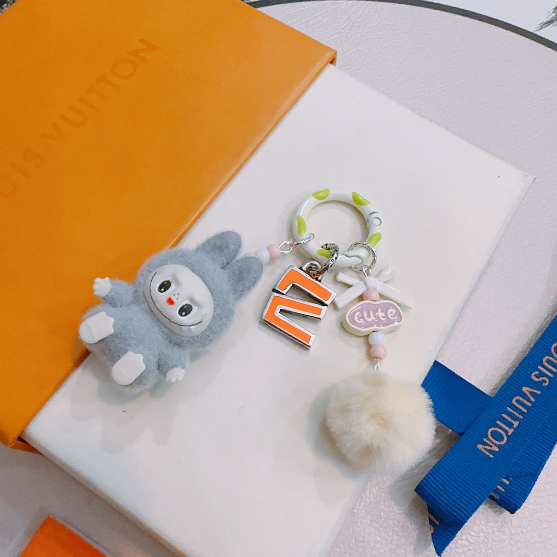 NO:643303,New Labbu LV co-branded keychain LV bag buckle The latest bag charms are of higher quality Stars have the same model Anger Forest series classic co-branded design concept keychain series The details are distressed and not available in the market Glossy version This has been on the market and is a best-selling model in LV Very good match with trendy backpacks, jewelry boutiques, louis vuitton, backpacks, keychain19860909新品拉布布LV联名钥匙扣 lv包包扣 最新款包包挂饰档次更高明星同款Anger Forest系列经典款联名设计理念钥匙扣系列 细节对版做旧处理 非市面亮面版型 这款一直在出 lv里面热卖款 非常好搭配潮流背包,饰品精品,louis vuitton,backpacks,keychain,Jewelry