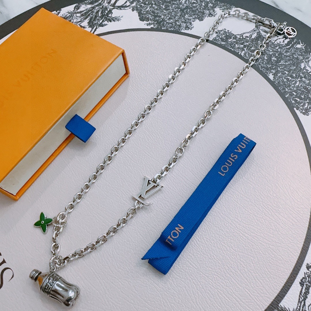 NO:643312,Louis Vuitton LV necklace original single goods counter new open mold retro trendy fashion must-have. Can be worn by both men and women. The same style for couples. Rock punk Thai silver style. Retro elements. Trendy and versatile. The latest chain of the same necklace on the official website is higher grade. Star classic necklace series retro silver necklace. The chain length is 60 cm and the length can be changed. The details are distressed. Non-market glossy version. This has been on the market. This is a hot-selling model in LV. It goes well with trendy clothes, jewelry boutiques, louis vuitton, louis  vuitton,necklace19860909路易威登 LV项链原单货专柜新款开模复古潮流时尚必备 男女均可佩戴 情侣款同款 摇滚朋克泰银风格 复古元素 潮流百搭 官网同款项链最新款链条档次更高明星经典款项链系列复古银项链 链长60厘米可改长度 细节对版做旧处理 非市面亮面版型 这款一直在出 LV里面热卖款 非常好搭配潮流衣服,饰品精品,louis vuitton,louis vuitton,necklace,Jewelry