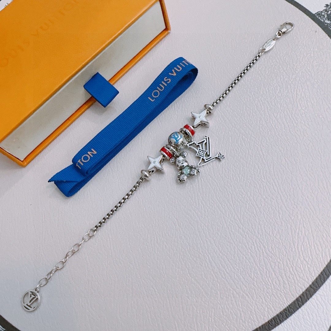 NO:643315,High-quality Louis Vuitton LV bracelet original item counter new open mold retro trendy fashion must-have. Can be worn by both men and women. The same style for couples. Rock punk Thai silver style. Retro elements. Trendy and versatile. The same necklace on the official website. The latest chain has a higher grade. Celebrity classic bracelet. Cuban chain series. Retro silver bracelet. The length of the chain is 22cm.  Very easy to match with trendy clothes, fine jewelry, louis vuitton, louis vuitton, necklace, bracelet19860909高品质路易威登LV手链原单货专柜新款开模复古潮流时尚必备 男女均可佩戴 情侣款同款 摇滚朋克泰银风格 复古元素 潮流百搭 官网同款项链最新款链条档次更高明星经典款手链古巴链系列复古银手链 链长码数22cm20cm18cm可改长度 细节对版做旧处理 非市面亮面版型 这款一直在出 LV里面热卖款 非常好搭配潮流衣服,饰品精品,louis vuitton,louis vuitton,necklace,bracelet,Jewelry