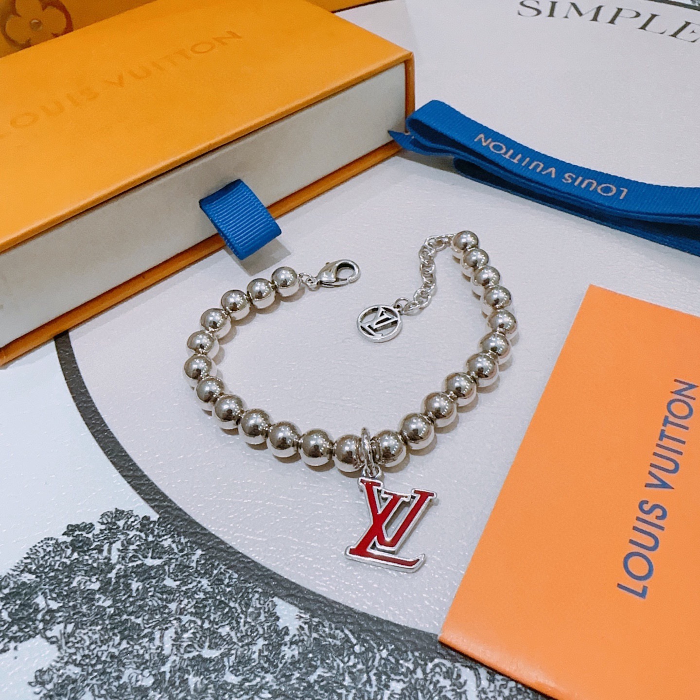 NO:643318,High-quality LV Louis Vuitton bracelet original item counter new open mold retro trendy fashion must-have. Can be worn by both men and women. The same style for couples. Rock punk Thai silver style. Retro elements. Trendy and versatile. The same necklace on the official website. The latest chain has a higher grade. Celebrity classic bracelet. Cuban chain series. Retro silver bracelet. The length of the chain is 22cm.  Very easy to match with trendy clothes, fine jewelry, louis vuitton, louis vuitton, necklace, bracelet19860909高品质LV路易威登手链原单货专柜新款开模复古潮流时尚必备 男女均可佩戴 情侣款同款 摇滚朋克泰银风格 复古元素 潮流百搭 官网同款项链最新款链条档次更高明星经典款手链古巴链系列复古银手链 链长码数22cm20cm18cm可改长度 细节对版做旧处理 非市面亮面版型 这款一直在出 LV里面热卖款 非常好搭配潮流衣服,饰品精品,louis vuitton,louis vuitton,necklace,bracelet,Jewelry