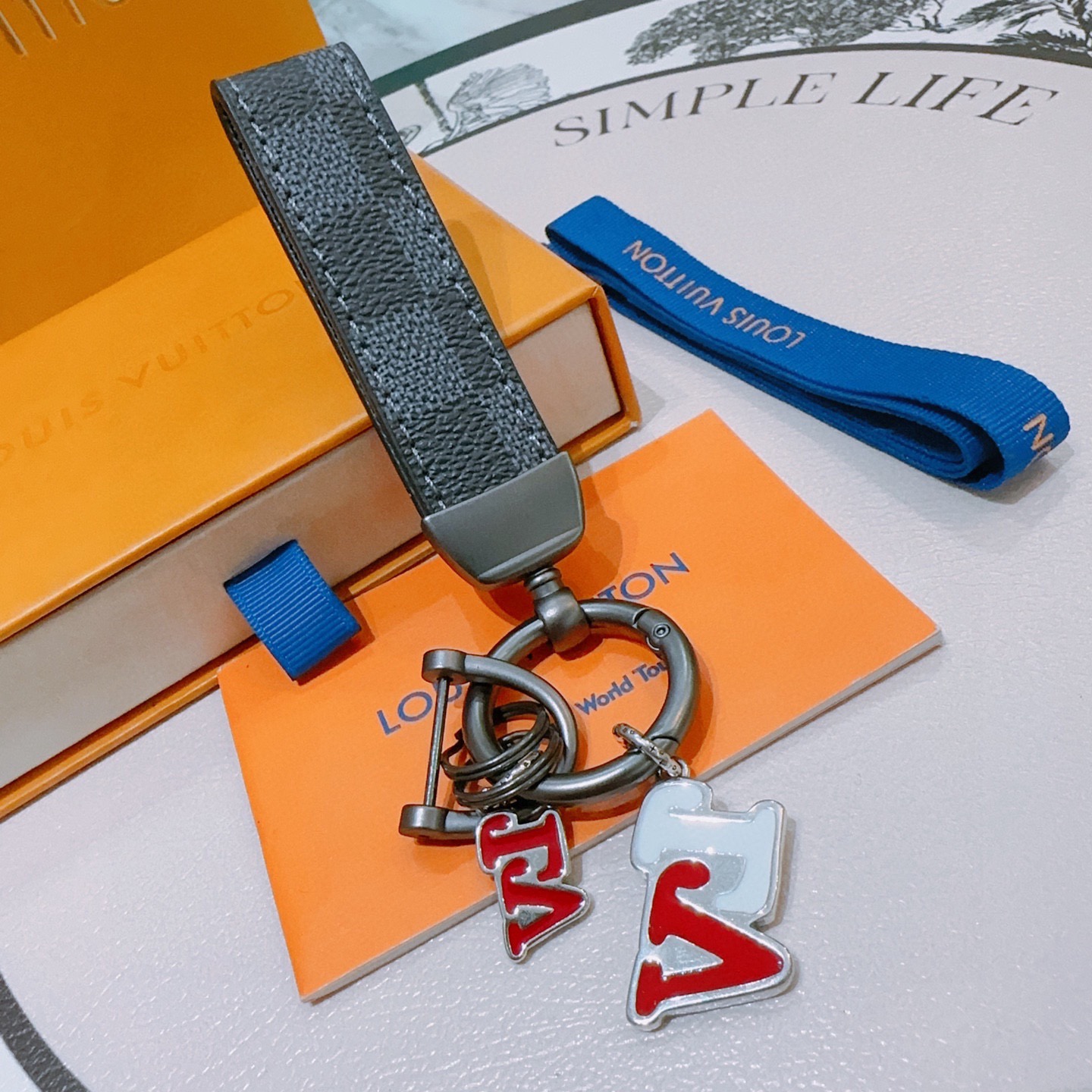 NO:643292,New product release LV keychain LV bag buckle The latest bag charms are of a higher grade Stars have the same style Anger Forest series classic models co-branded design concept keychain series The details are distressed The version is not available in the market glossy version This has been out of the LV best-selling model Very good match with trendy backpacks, jewelry boutiques, louis vuitton, backpacks, keychain19860909新品发布LV钥匙扣 lv包包扣 最新款包包挂饰档次更高明星同款Anger Forest系列经典款联名设计理念钥匙扣系列 细节对版做旧处理 非市面亮面版型 这款一直在出 lv里面热卖款 非常好搭配潮流背包,饰品精品,louis vuitton,backpacks,keychain,Jewelry