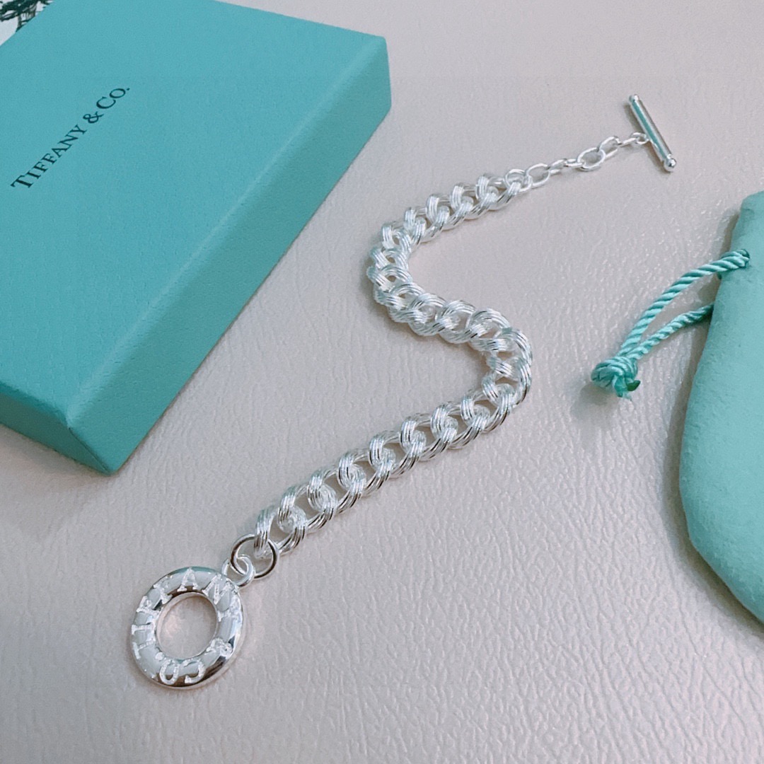 NO:643307,Tiffany TIFFNY&CO. Counter Seiko Silver Version Bracelet Same Style as Stars Retro Old Style Original Re-Engraved Purely Handmade ~ Genuine Open Mold Trendy Fashion Must-Have Can Be Weared by Men and Women Same Style for Couples Rock and Punk Silver Style Trendy and Versatile Same Style as Official Website, Boutique Jewelry, Tiffany, Bracelet19860909蒂芙尼 TIFFNY&CO. 专柜精工银版本手链明星同款 复古做旧风 原版复刻 纯手工打造 ～正品开模潮流时尚必备 男女均可佩戴 情侣款同款 摇滚朋克银风格 潮流百搭 官网同款,饰品精品,tiffany,bracelet,Jewelry