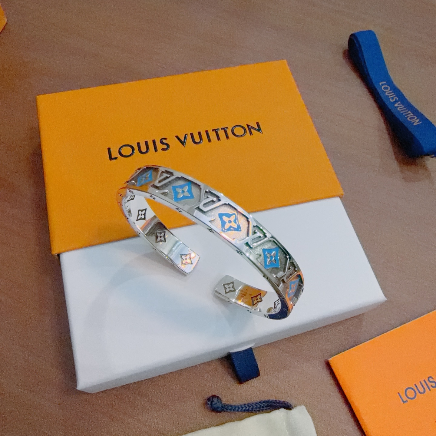 NO:643299,High-quality Louis Vuitton LV bracelet bracelet, French craftsmanship original goods counter, new open mold, retro trendy fashion essential, can be worn by both men and women, the same style for couples, rock punk Thai silver style, retro elements, trendy and versatile, the same necklace on the official website, the latest chain, higher grade, star classic necklace series, retro silver bracelet, chain length and size opening design (adjustable), details are distressed, non-market glossy version, this has been out, the best-selling model in LV  Very easy to match with trendy clothes, fine jewelry, louis vuitton, louis vuitton, necklace, bracelet, bracelet19860909高品质路易威登LV手链手镯 法郎工艺原单货专柜新款开模复古潮流时尚必备 男女均可佩戴 情侣款同款 摇滚朋克泰银风格 复古元素 潮流百搭 官网同款项链最新款链条档次更高明星经典款项链系列复古银手链 链长码数开口设计（可调节） 细节对版做旧处理 非市面亮面版型 这款一直在出 LV里面热卖款 非常好搭配潮流衣服,饰品精品,louis vuitton,louis vuitton,necklace,bracelet,bracelet,Jewelry