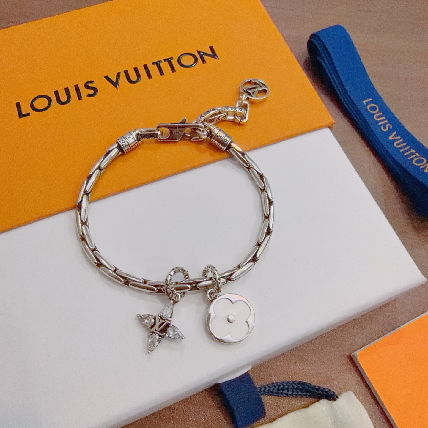 NO:643302,High-quality LV Louis Vuitton bracelet original item counter new open mold retro trendy fashion must-have. Can be worn by both men and women. The same style for couples. Rock punk Thai silver style. Retro elements. Trendy and versatile. The same necklace on the official website. The latest chain has a higher grade. Celebrity classic bracelet. Cuban chain series. Retro silver bracelet. The length of the chain is 22cm.  Very easy to match with trendy clothes, fine jewelry, louis vuitton, louis vuitton, necklace, bracelet19860909高品质LV路易威登手链原单货专柜新款开模复古潮流时尚必备 男女均可佩戴 情侣款同款 摇滚朋克泰银风格 复古元素 潮流百搭 官网同款项链最新款链条档次更高明星经典款手链古巴链系列复古银手链 链长码数22cm20cm18cm可改长度 细节对版做旧处理 非市面亮面版型 这款一直在出 LV里面热卖款 非常好搭配潮流衣服,饰品精品,louis vuitton,louis vuitton,necklace,bracelet,Jewelry