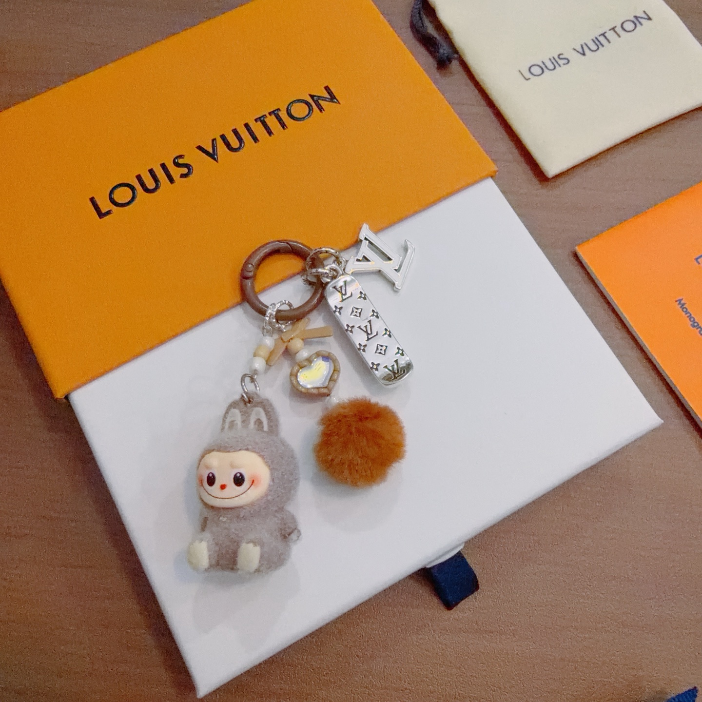 NO:643308,New Labbu LV co-branded keychain LV bag buckle The latest bag charms are of higher quality Stars have the same model Anger Forest series classic co-branded design concept keychain series The details are distressed and not available in the market Glossy version This has been on the market and is a best-selling model in LV Very good match with trendy backpacks, jewelry boutiques, louis vuitton, backpacks, keychain19860909新品拉布布LV联名钥匙扣 lv包包扣 最新款包包挂饰档次更高明星同款Anger Forest系列经典款联名设计理念钥匙扣系列 细节对版做旧处理 非市面亮面版型 这款一直在出 lv里面热卖款 非常好搭配潮流背包,饰品精品,louis vuitton,backpacks,keychain,Jewelry