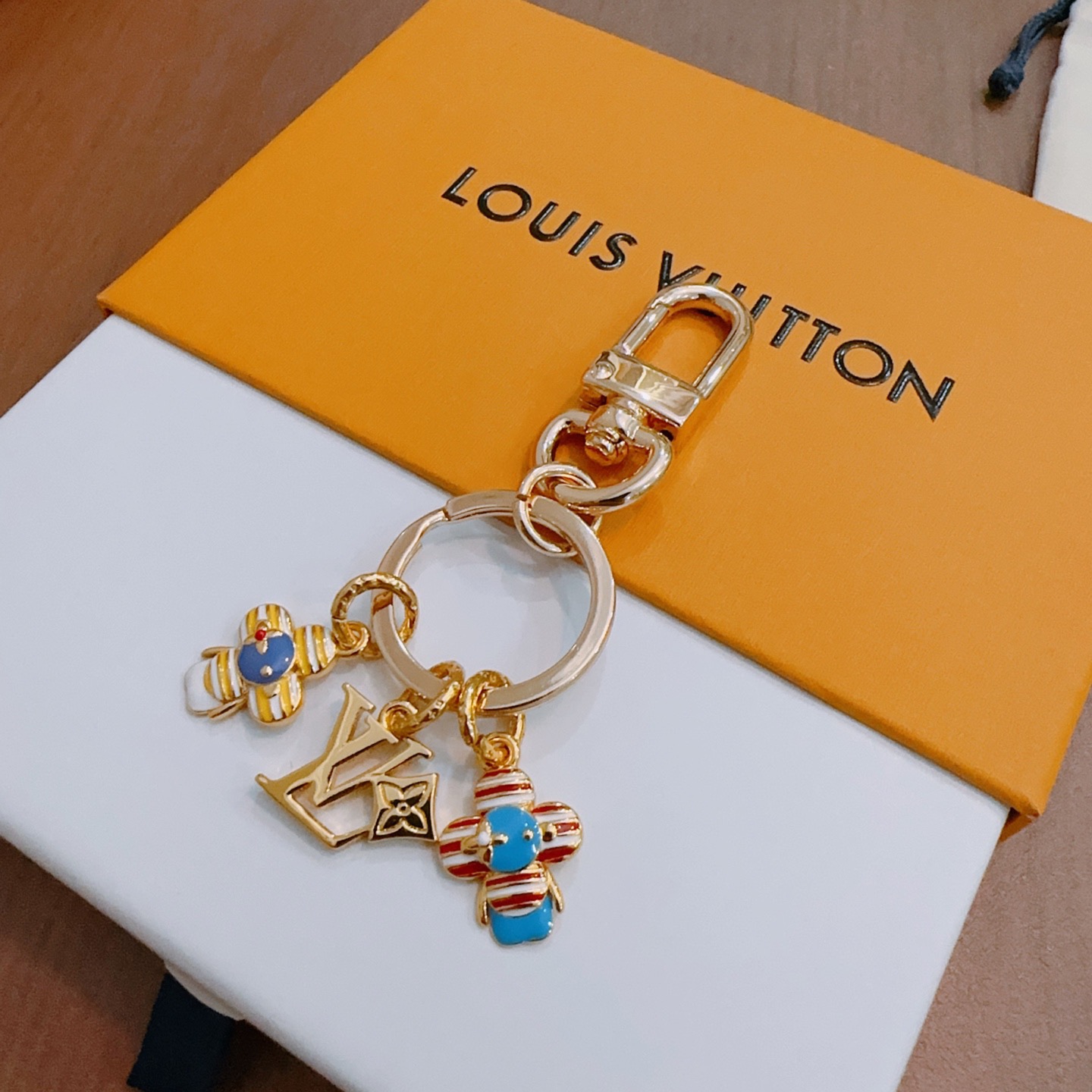 NO:664672,New product release LV keychain LV bag buckle The latest bag charms are of a higher grade Stars have the same style Anger Forest series classic models co-branded design concept keychain series The details are distressed The version is not available in the market glossy version This has been out of the LV best-selling model Very good match with trendy backpacks, jewelry boutiques, louis vuitton, backpacks, keychain19860909新品发布LV钥匙扣 lv包包扣 最新款包包挂饰档次更高明星同款Anger Forest系列经典款联名设计理念钥匙扣系列 细节对版做旧处理 非市面亮面版型 这款一直在出 lv里面热卖款 非常好搭配潮流背包,饰品精品,louis vuitton,backpacks,keychain,Jewelry