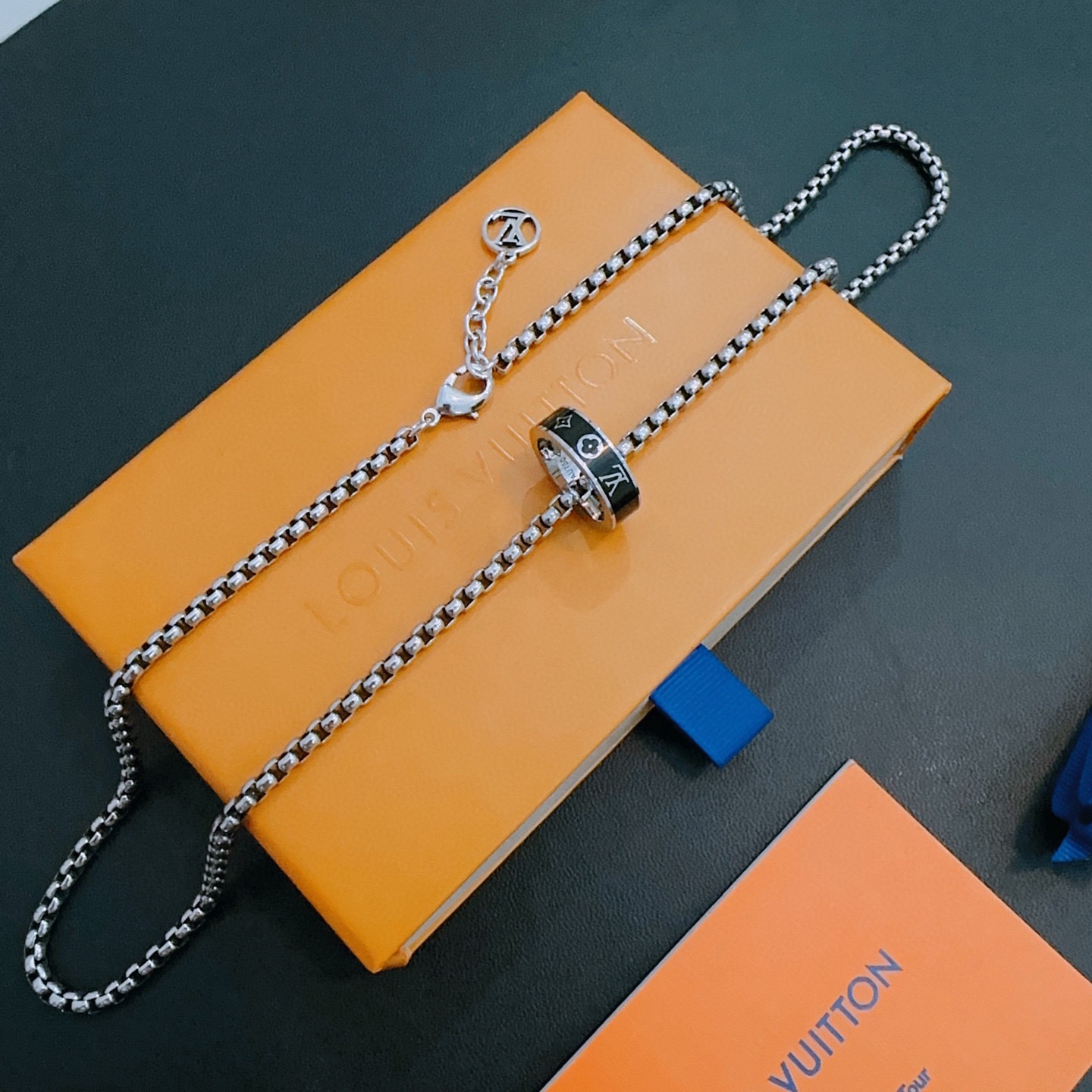 NO:664715,LV Louis Vuitton necklace original single goods counter new open mold retro trendy fashion must-have. Can be worn by both men and women. The same style for couples. Rock punk Thai silver style. Retro elements. Trendy and versatile. The same necklace from the official website. The latest chain has a higher grade. Star classic necklace series retro silver necklace. The chain length is 60 cm and the length can be changed. The details are distressed. Non-market glossy version. This model has been on the market. This is a hot-selling model in LV. It goes well with trendy clothes, jewelry boutiques, louis vuitton, louis  vuitton,necklace19860909LV路易威登项链原单货专柜新款开模复古潮流时尚必备 男女均可佩戴 情侣款同款 摇滚朋克泰银风格 复古元素 潮流百搭 官网同款项链最新款链条档次更高明星经典款项链系列复古银项链 链长60厘米可改长度 细节对版做旧处理 非市面亮面版型 这款一直在出 LV里面热卖款 非常好搭配潮流衣服,饰品精品,louis vuitton,louis vuitton,necklace,Jewelry