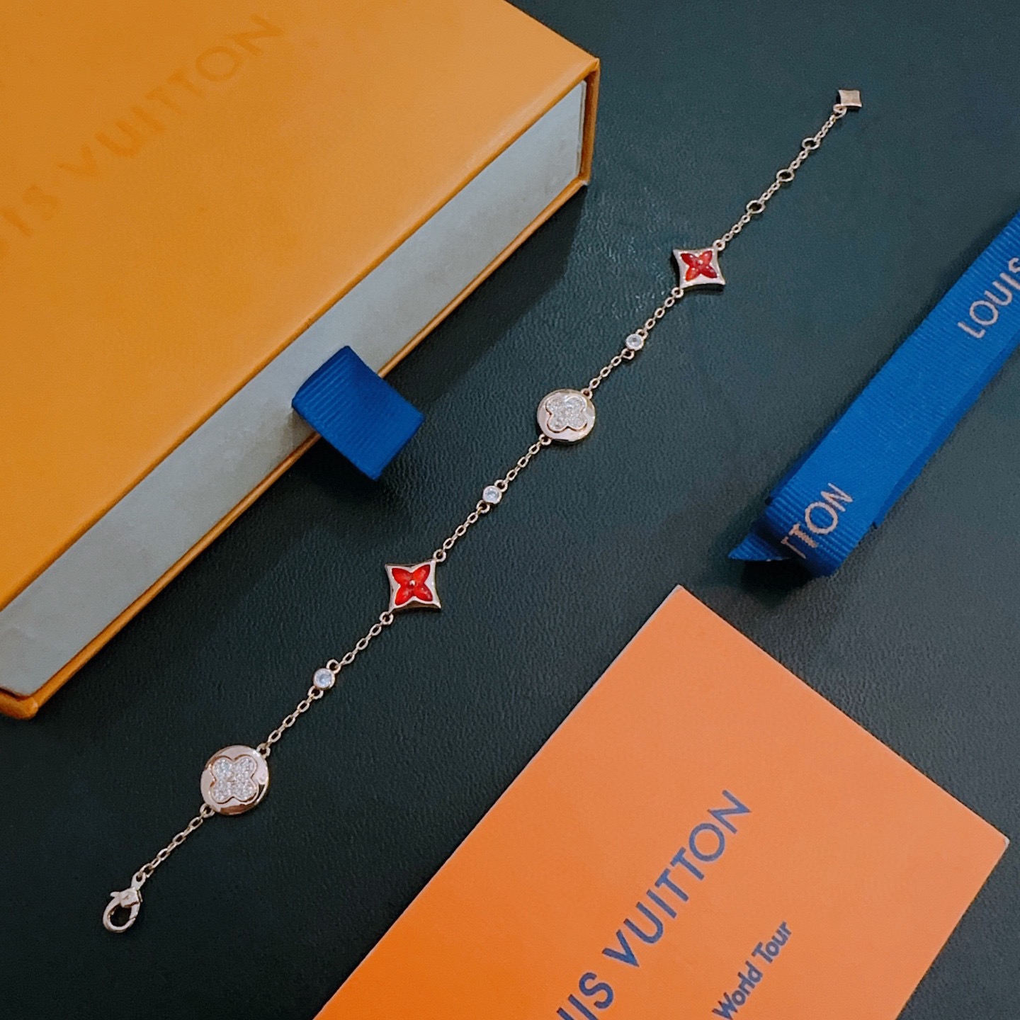 Louis Vuitton 路易威登LV手链V金材质系列 品相完美 细节无敌 那种独特的色泽完全无可挑剔 再缀以 指环外形设计