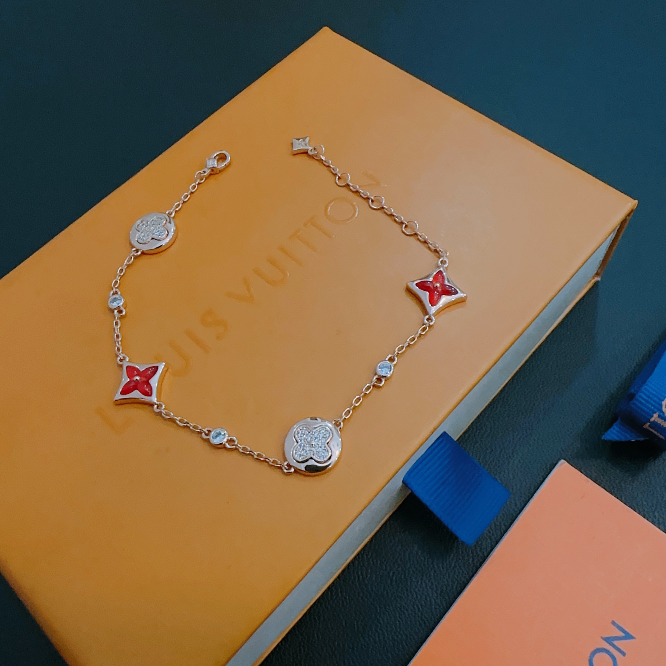 Louis Vuitton 路易威登LV手链V金材质系列 品相完美 细节无敌 那种独特的色泽完全无可挑剔 再缀以 指环外形设计