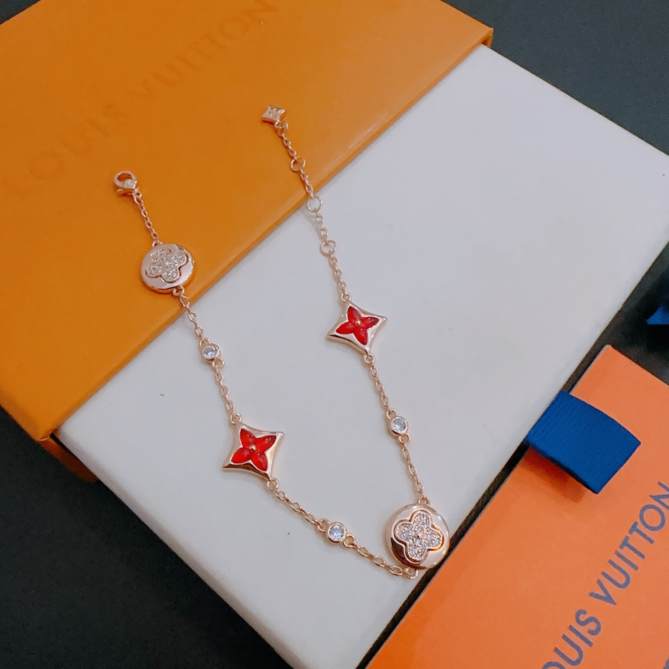 Louis Vuitton 路易威登LV手链V金材质系列 品相完美 细节无敌 那种独特的色泽完全无可挑剔 再缀以 指环外形设计