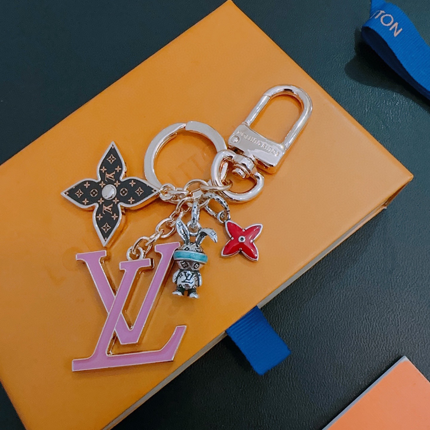 NO:664696,New product release LV keychain LV bag buckle The latest bag charms are of a higher grade Stars have the same style Anger Forest series classic models co-branded design concept keychain series The details are distressed The version is not available in the market glossy version This has been out of the LV best-selling model Very good match with trendy backpacks, jewelry boutiques, louis vuitton, backpacks, keychain19860909新品发布LV钥匙扣 lv包包扣 最新款包包挂饰档次更高明星同款Anger Forest系列经典款联名设计理念钥匙扣系列 细节对版做旧处理 非市面亮面版型 这款一直在出 lv里面热卖款 非常好搭配潮流背包,饰品精品,louis vuitton,backpacks,keychain,Jewelry