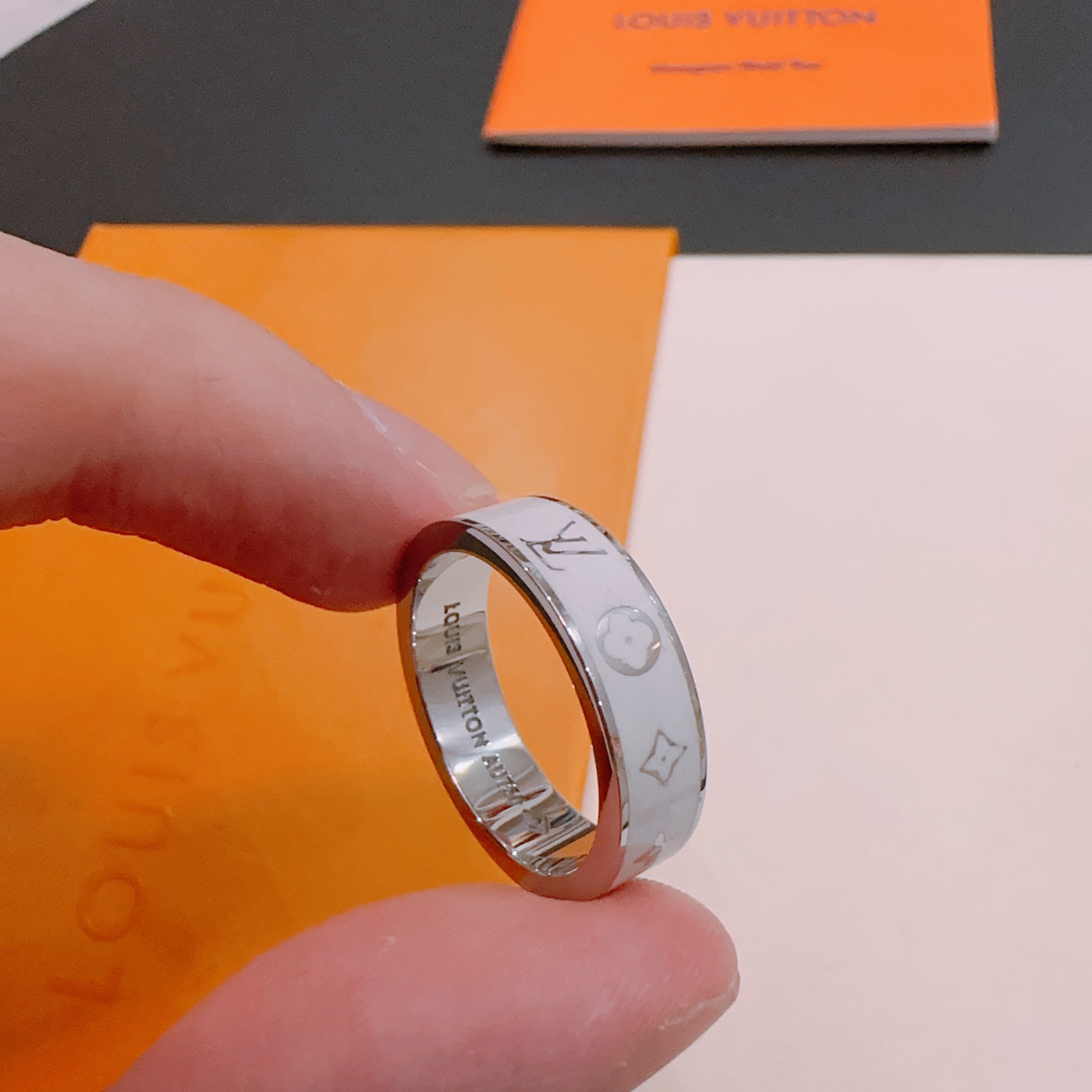 NO:664700,High-quality Louis Vuitton LV ring original item counter new open mold retro trendy fashion must-have. Can be worn by both men and women. The same style for couples. Rock punk Thai silver style. Retro elements. Trendy and versatile. The latest version of the same necklace on the official website is higher grade. Celebrity classic series retro silver ring. Number of codes: 7 8 9 10 11. Details are distressed. Not available in the market. Glossy version. This has been on the market. This is a hot-selling model in LV. It goes well with trendy clothes, high-quality jewelry, and Louis Vuitton.  vuitton,louis vuitton,necklace,ring19860909高品质路易威登LV戒指原单货专柜新款开模复古潮流时尚必备 男女均可佩戴 情侣款同款 摇滚朋克泰银风格 复古元素 潮流百搭 官网同款项链最新款档次更高明星经典款系列复古银戒指 码数7 8 9 10 11 细节对版做旧处理 非市面亮面版型 这款一直在出 LV里面热卖款 非常好搭配潮流衣服,饰品精品,louis vuitton,louis vuitton,necklace,ring,Jewelry