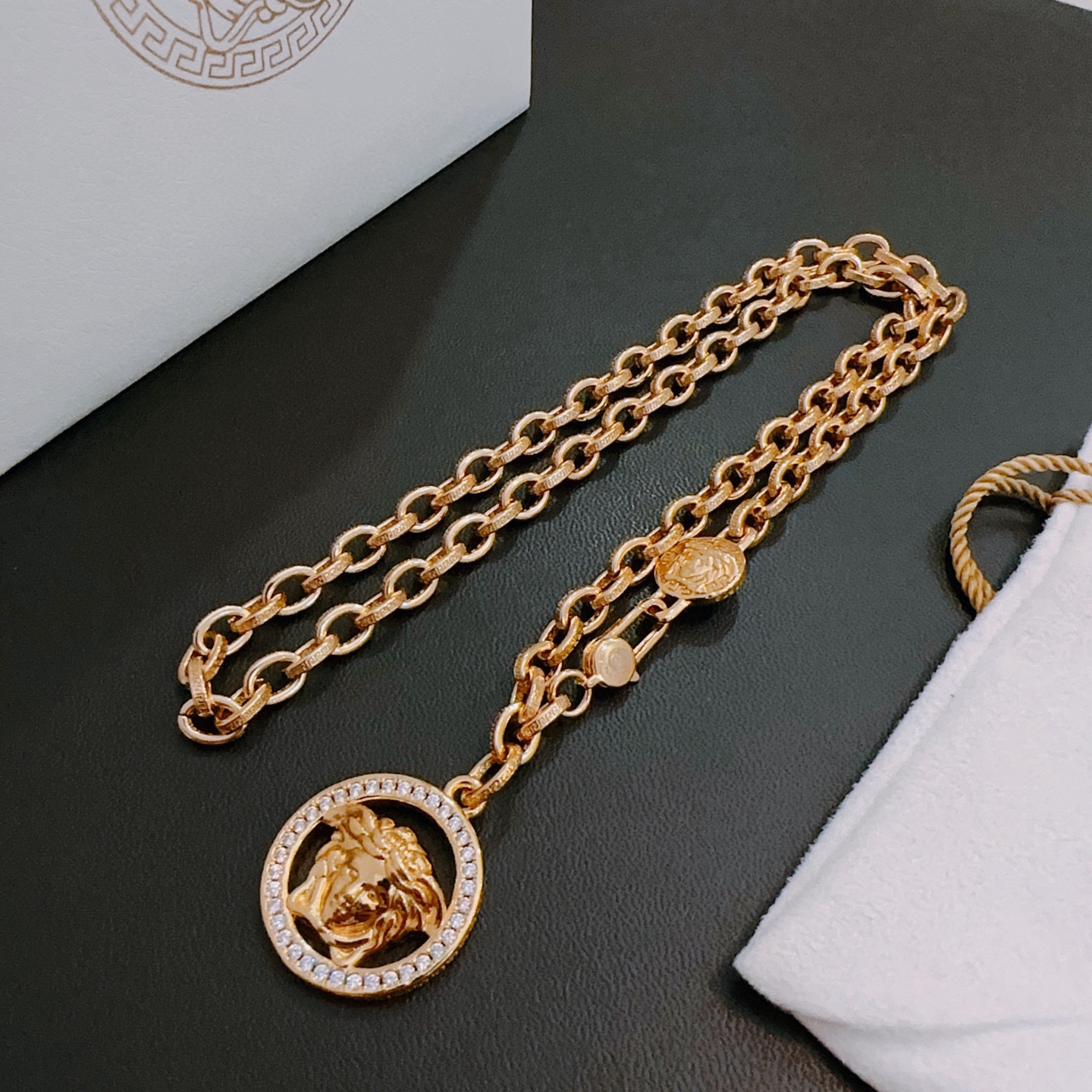 高品质范思哲项链美杜莎头像原单货专柜新款开模复古潮流时尚必备 男女均可佩戴 情侣款同款 摇滚朋克泰银风格