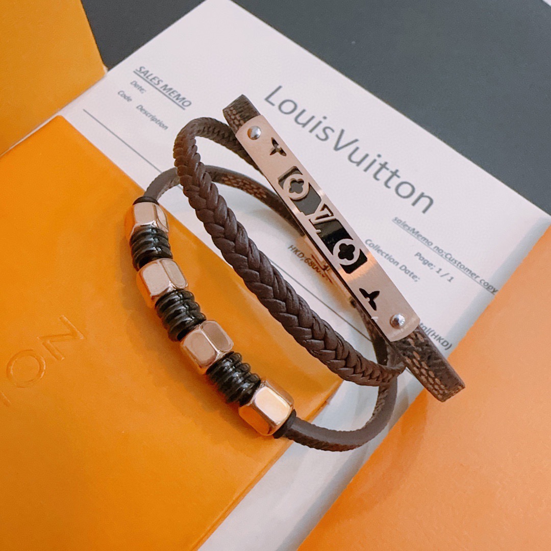 NO:665466,High-quality LV Louis Vuitton cowhide bracelet original item counter new open mold retro trendy fashion must-have. Can be worn by both men and women. The same style for couples. Rock punk Thai silver style. Retro elements blue low-key luxury. Trendy and versatile. The same bracelet on the official website. The latest chain has a higher grade. Celebrity classic bracelet series retro. The details are distressed. Non-market glossy version. The length is 22cm adjustable and changeable. This one has been released and is a hot seller in LV.  Very easy to match with trendy clothes, fine jewelry, louis vuitton, louis vuitton, bracelet, bracelet, cowhide19860909高品质LV路易威登牛皮手绳手链原单货专柜新款开模复古潮流时尚必备 男女均可佩戴 情侣款同款 摇滚朋克泰银风格 复古元素蓝色低调奢华 潮流百搭 官网同款手镯最新款链条档次更高明星经典款手绳系列复古 细节对版做旧处理 非市面亮面版型  长度22cm可调节可更改 这款一直在出 LV里面热卖款 非常好搭配潮流衣服,饰品精品,louis vuitton,louis vuitton,bracelet,bracelet,cowhide,Jewelry