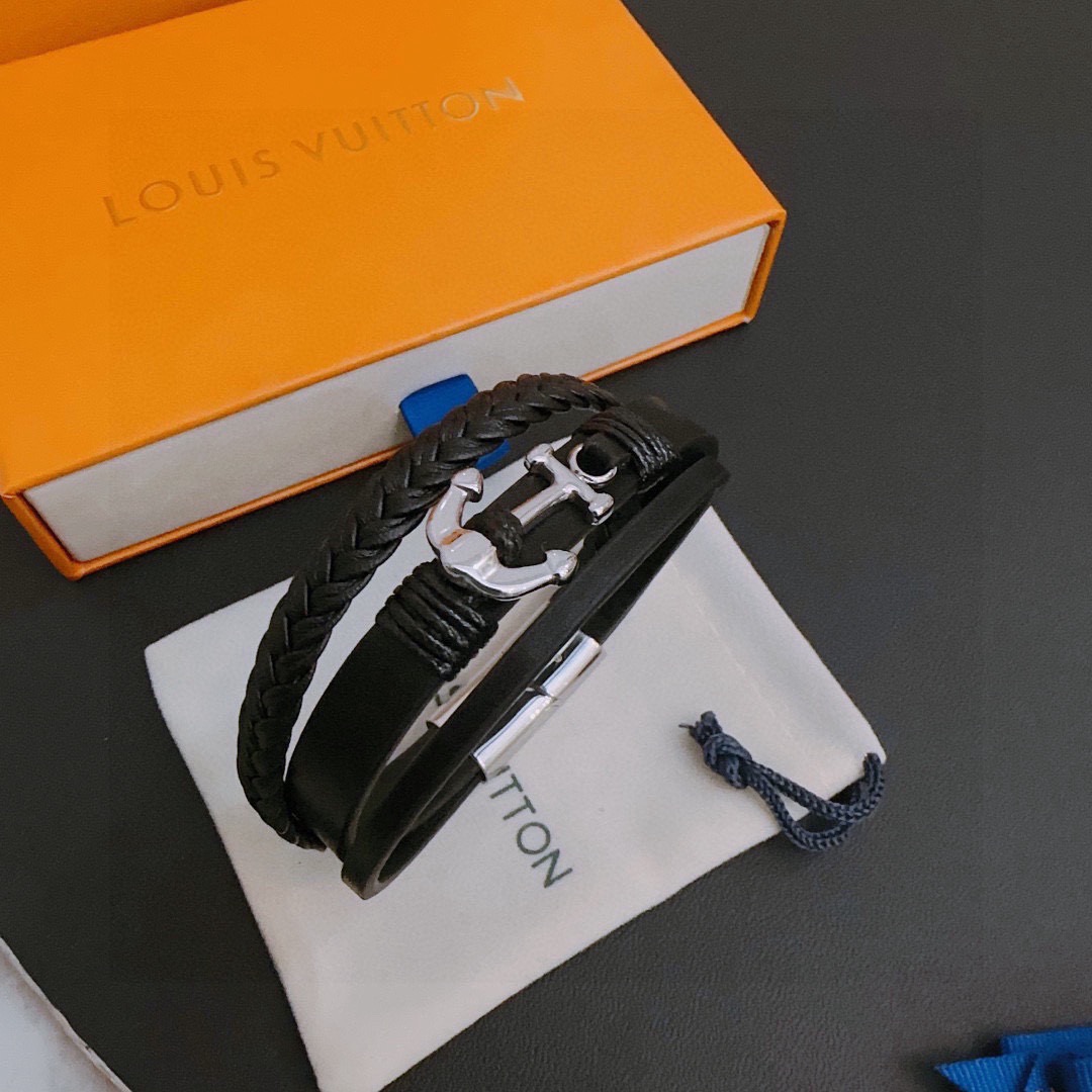 高品质路易威登LV牛皮手链🇷🇼原单货🇷🇼专柜新款开模复古潮流时尚必备 男女均可佩戴 情侣款同款 摇滚朋克