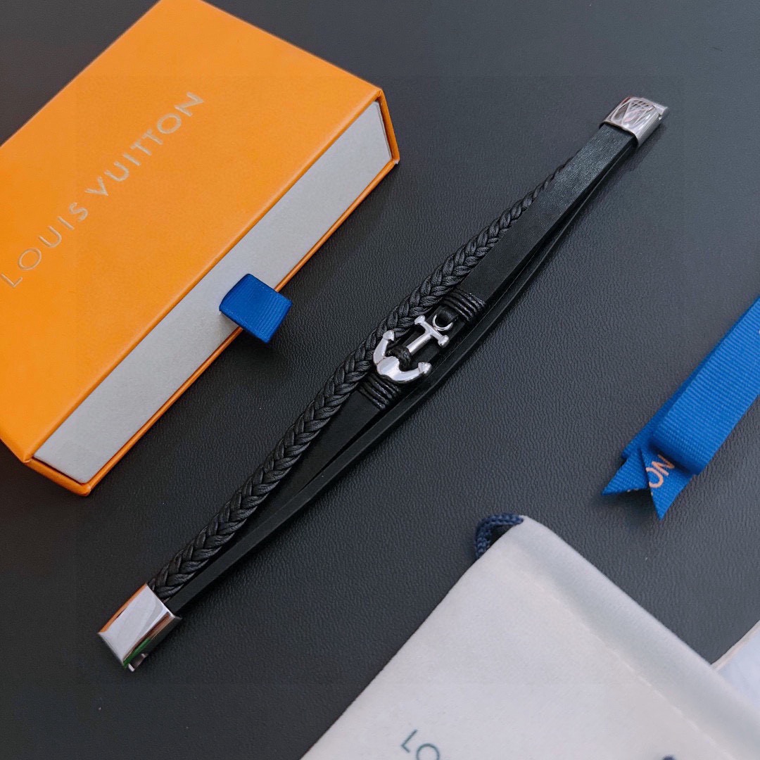 高品质路易威登LV牛皮手链🇷🇼原单货🇷🇼专柜新款开模复古潮流时尚必备 男女均可佩戴 情侣款同款 摇滚朋克