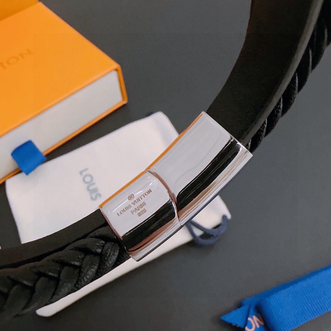 高品质路易威登LV牛皮手链🇷🇼原单货🇷🇼专柜新款开模复古潮流时尚必备 男女均可佩戴 情侣款同款 摇滚朋克