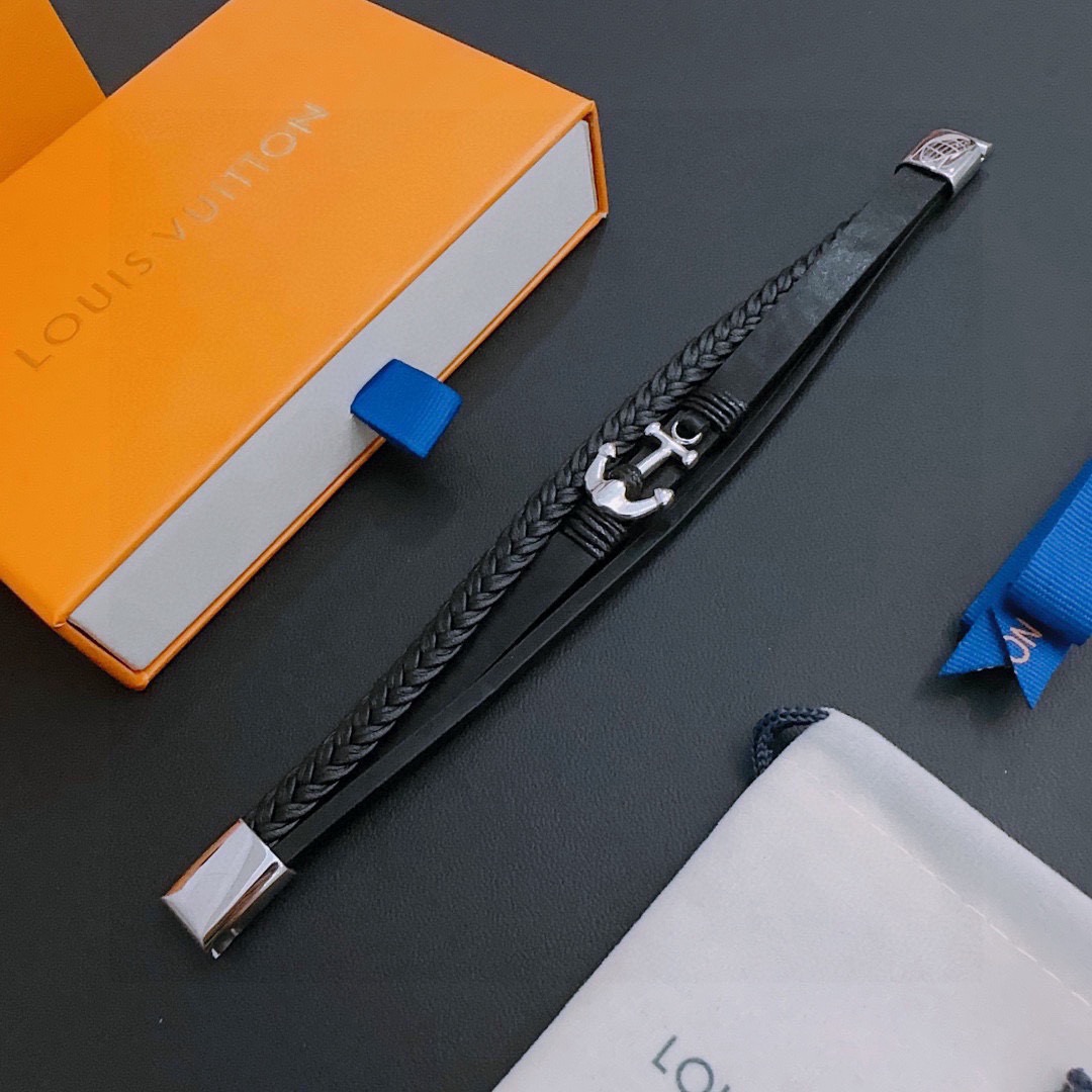 NO:665470,High-quality Louis Vuitton LV cowhide bracelet original goods counter new model open retro trendy fashion must-have. Can be worn by both men and women. The same style for couples. Rock punk Thai silver style. Retro elements. Trendy and versatile. The same necklace on the official website. The latest chain has a higher grade. Celebrity classic bracelet, Cuban chain series, retro silver bracelet. Chain length 21cm. Adjustable and changeable. Details are distressed. Non-market glossy version. This has been on the market. This is a hot-selling model in LV. Very good match with trendy clothes, high-quality jewelry, Louis Vuitton.  vuitton,louis vuitton,necklace,bracelet,cowhide19860909高品质路易威登LV牛皮手链原单货专柜新款开模复古潮流时尚必备 男女均可佩戴 情侣款同款 摇滚朋克泰银风格 复古元素 潮流百搭 官网同款项链最新款链条档次更高明星经典款手链古巴链系列复古银手链 链长21cm 可调节更改 细节对版做旧处理 非市面亮面版型 这款一直在出 LV里面热卖款 非常好搭配潮流衣服,饰品精品,louis vuitton,louis vuitton,necklace,bracelet,cowhide,Jewelry