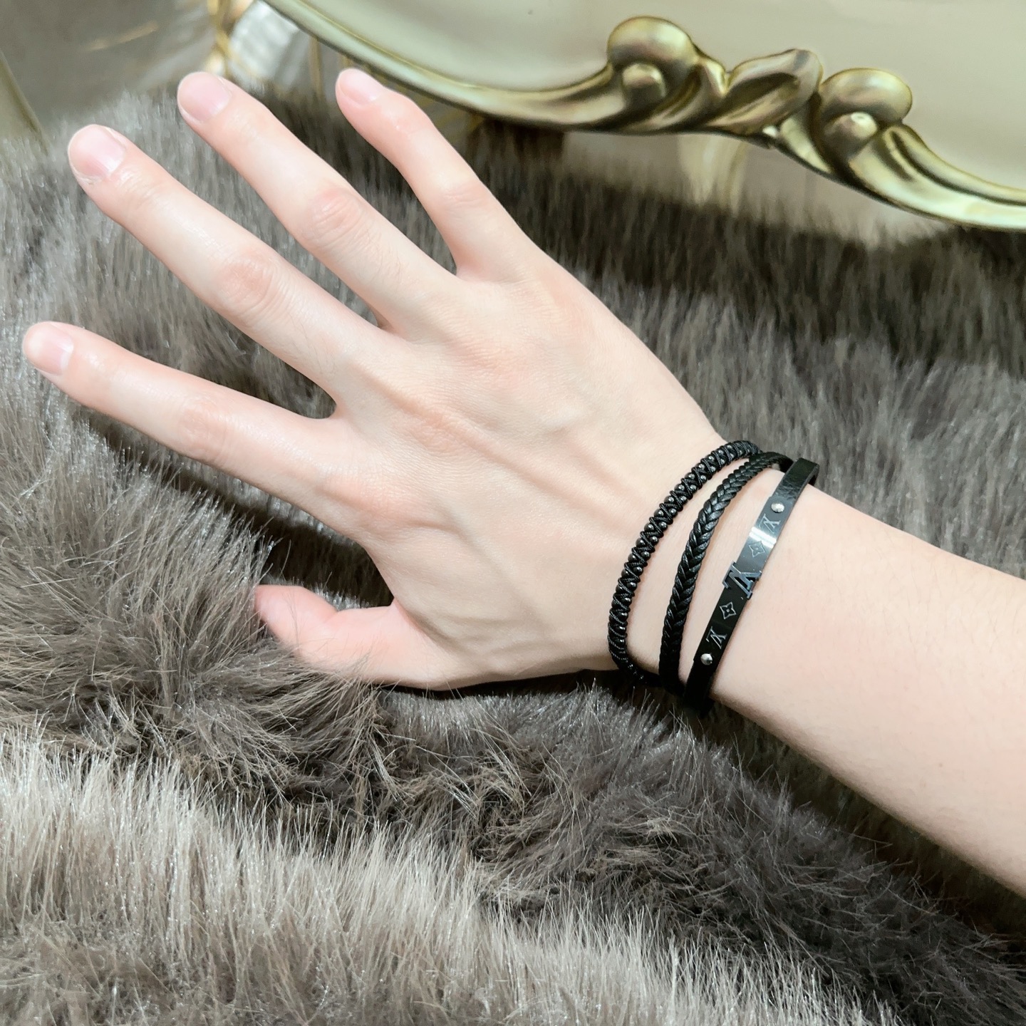 高品质LV路易威登牛皮手绳手链🇷🇼原单货🇷🇼专柜新款开模复古潮流时尚必备 男女均可佩戴 情侣款同款 摇滚