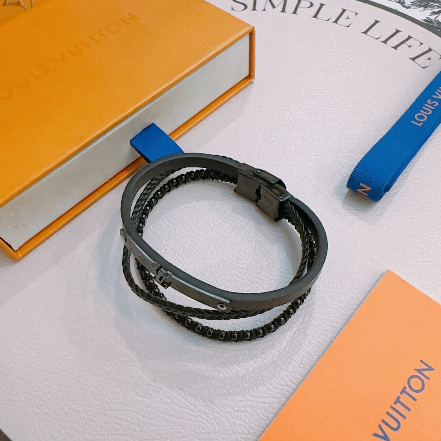 高品质LV路易威登牛皮手绳手链🇷🇼原单货🇷🇼专柜新款开模复古潮流时尚必备 男女均可佩戴 情侣款同款 摇滚