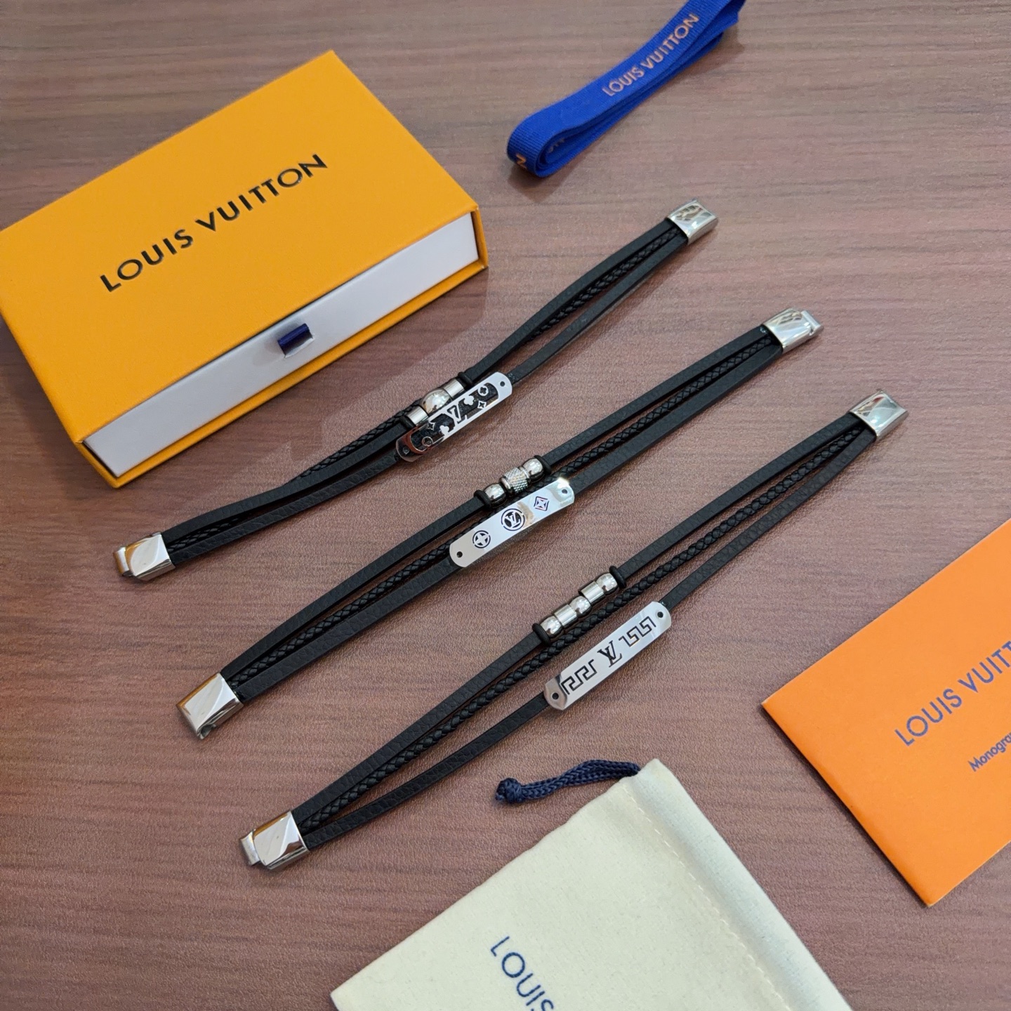 高品质LV路易威登牛皮手绳手链🇷🇼原单货🇷🇼专柜新款开模复古潮流时尚必备 男女均可佩戴 情侣款同款 摇滚