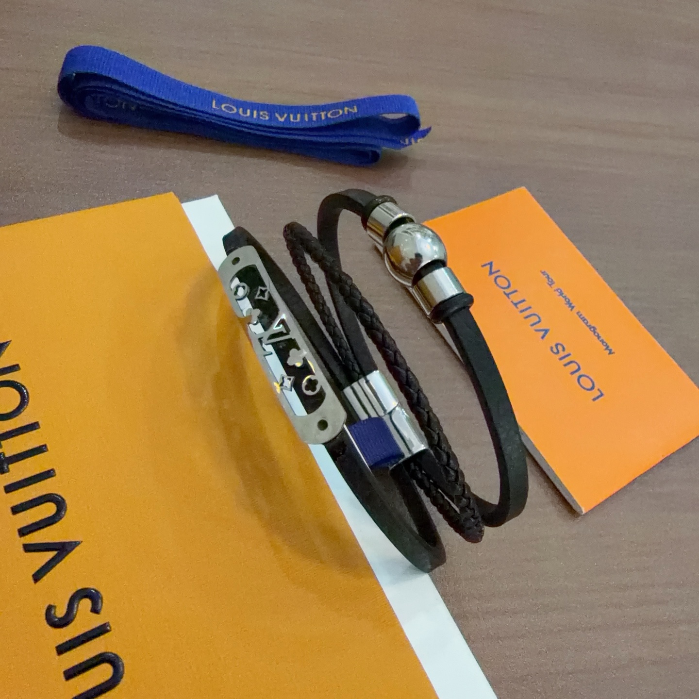 高品质LV路易威登牛皮手绳手链🇷🇼原单货🇷🇼专柜新款开模复古潮流时尚必备 男女均可佩戴 情侣款同款 摇滚