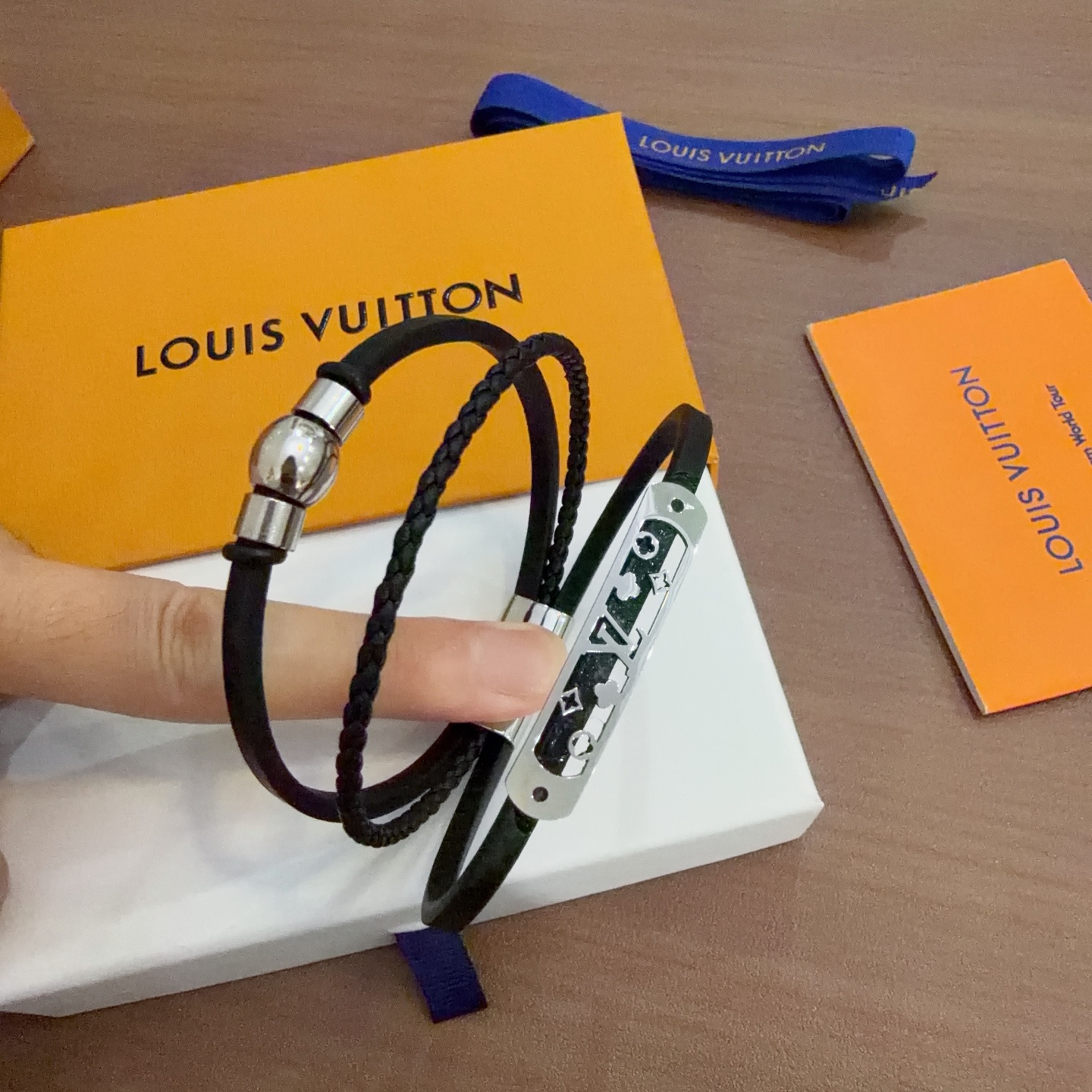 高品质LV路易威登牛皮手绳手链🇷🇼原单货🇷🇼专柜新款开模复古潮流时尚必备 男女均可佩戴 情侣款同款 摇滚