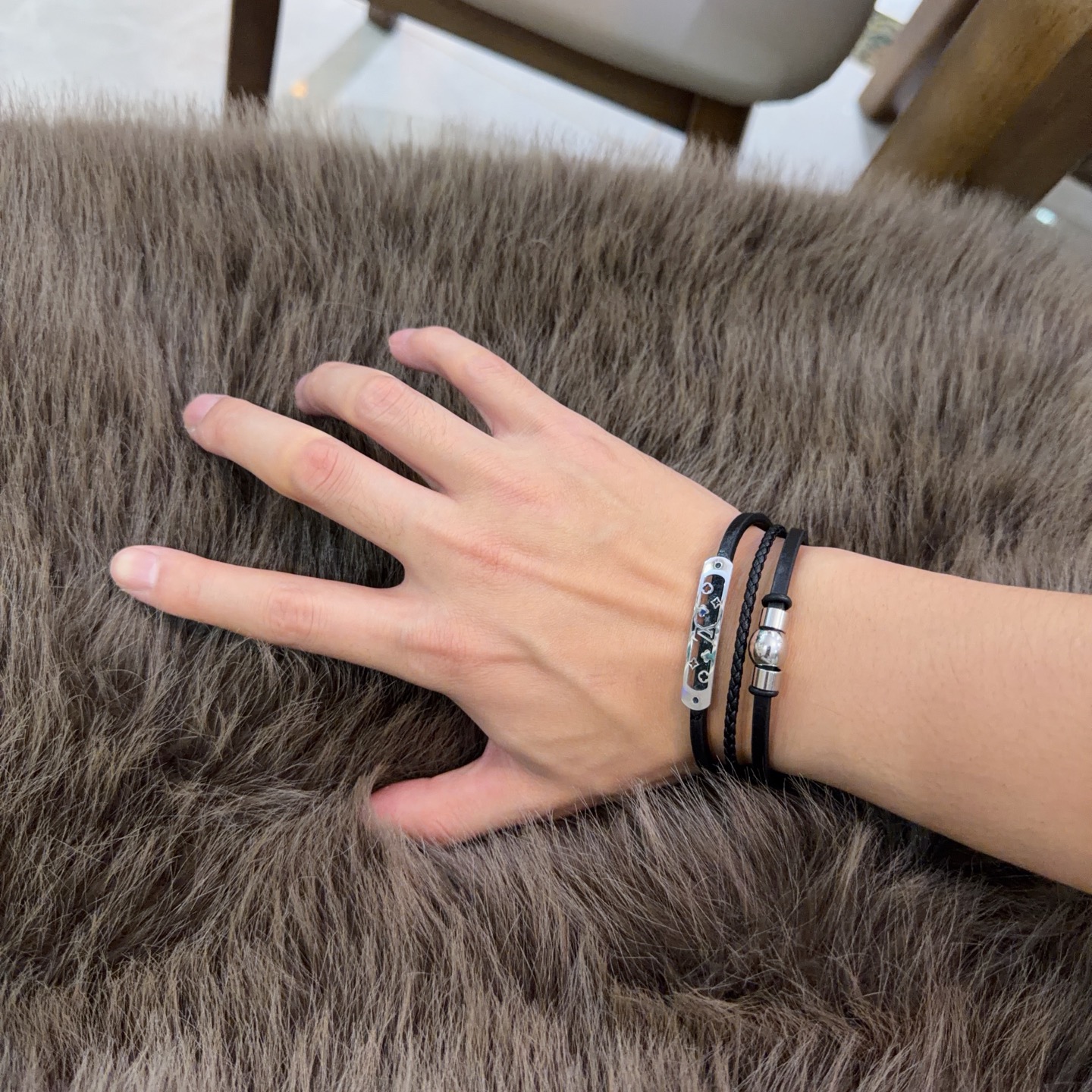 高品质LV路易威登牛皮手绳手链🇷🇼原单货🇷🇼专柜新款开模复古潮流时尚必备 男女均可佩戴 情侣款同款 摇滚