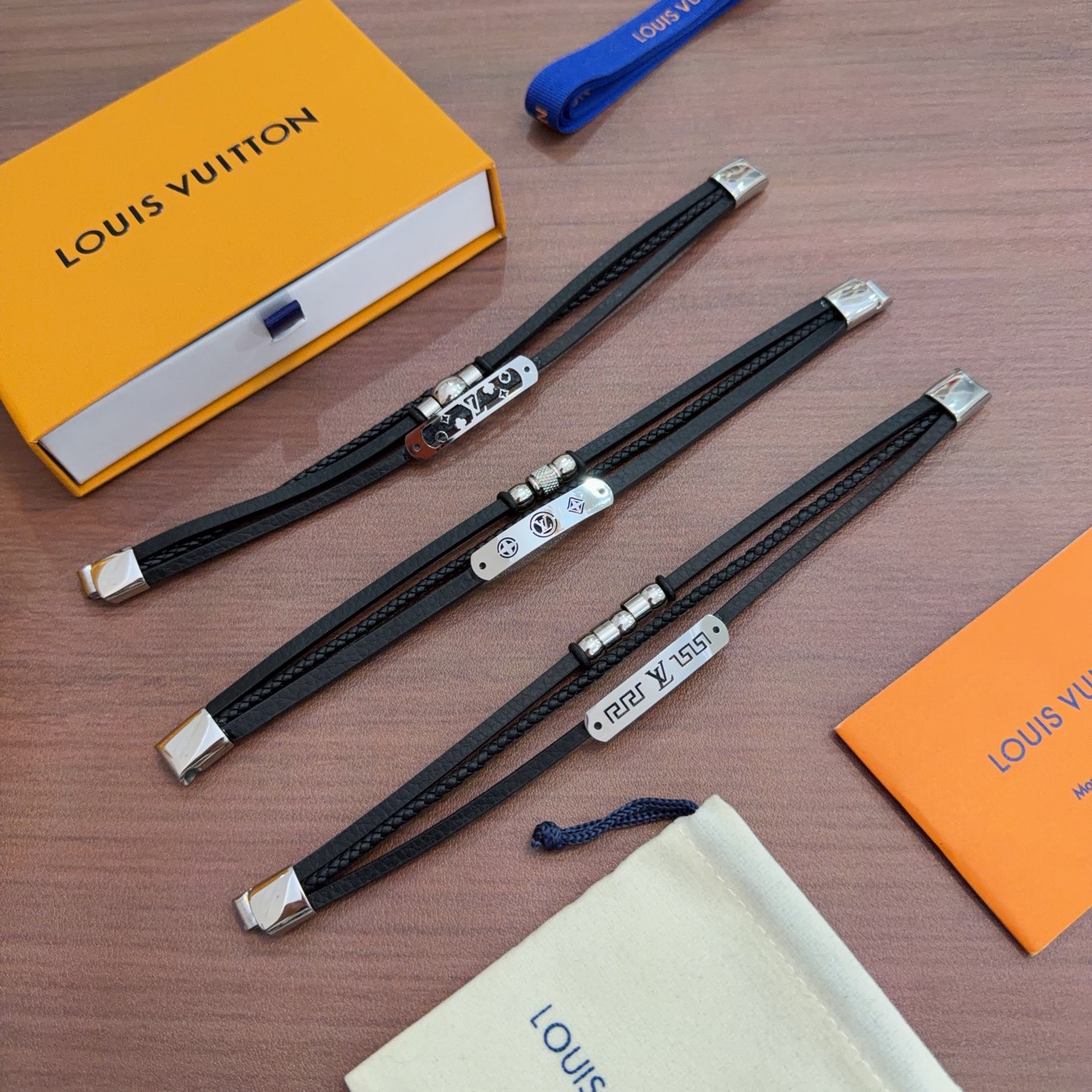 高品质LV路易威登牛皮手绳手链🇷🇼原单货🇷🇼专柜新款开模复古潮流时尚必备 男女均可佩戴 情侣款同款 摇滚