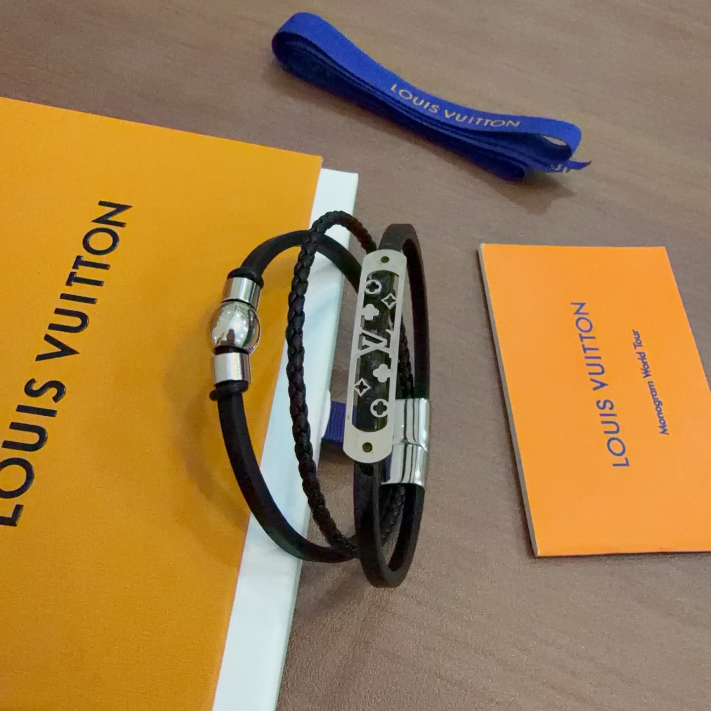 高品质LV路易威登牛皮手绳手链🇷🇼原单货🇷🇼专柜新款开模复古潮流时尚必备 男女均可佩戴 情侣款同款 摇滚
