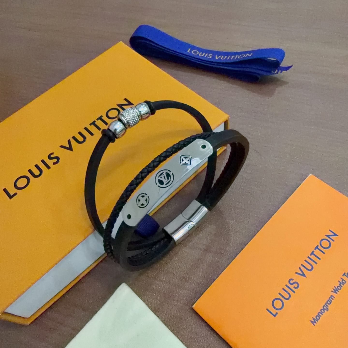 高品质LV路易威登牛皮手绳手链🇷🇼原单货🇷🇼专柜新款开模复古潮流时尚必备 男女均可佩戴 情侣款同款 摇滚